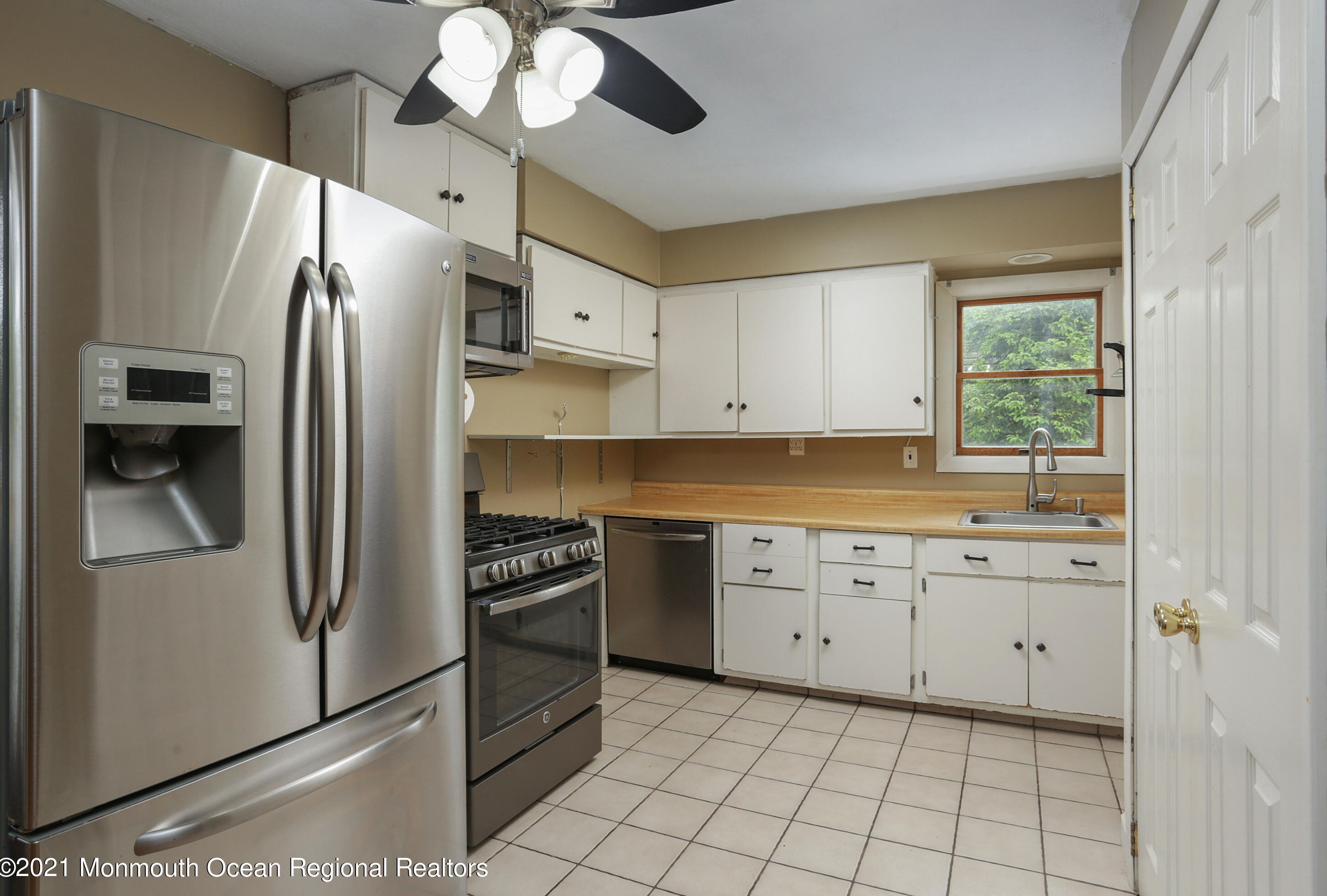 573 Sumner Ave, Belford NJ  07718-1136 exterior