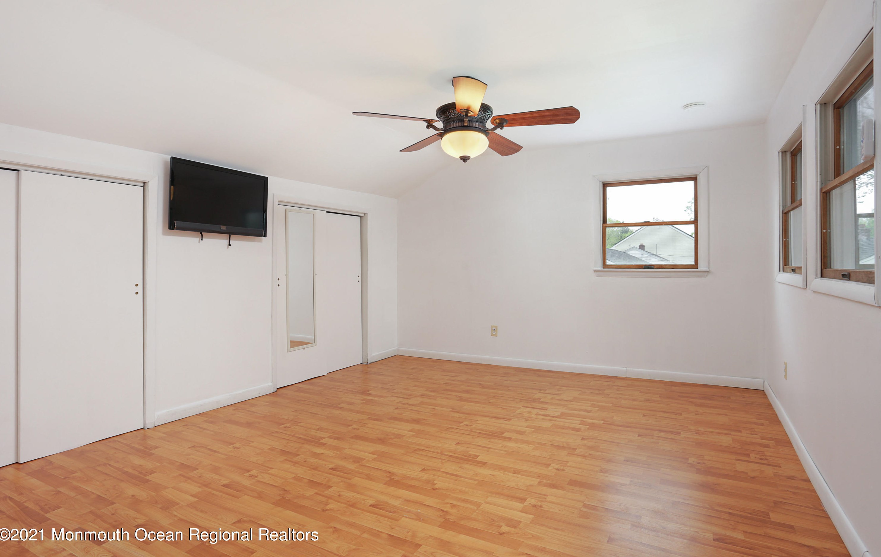 573 Sumner Ave, Belford NJ  07718-1136 exterior