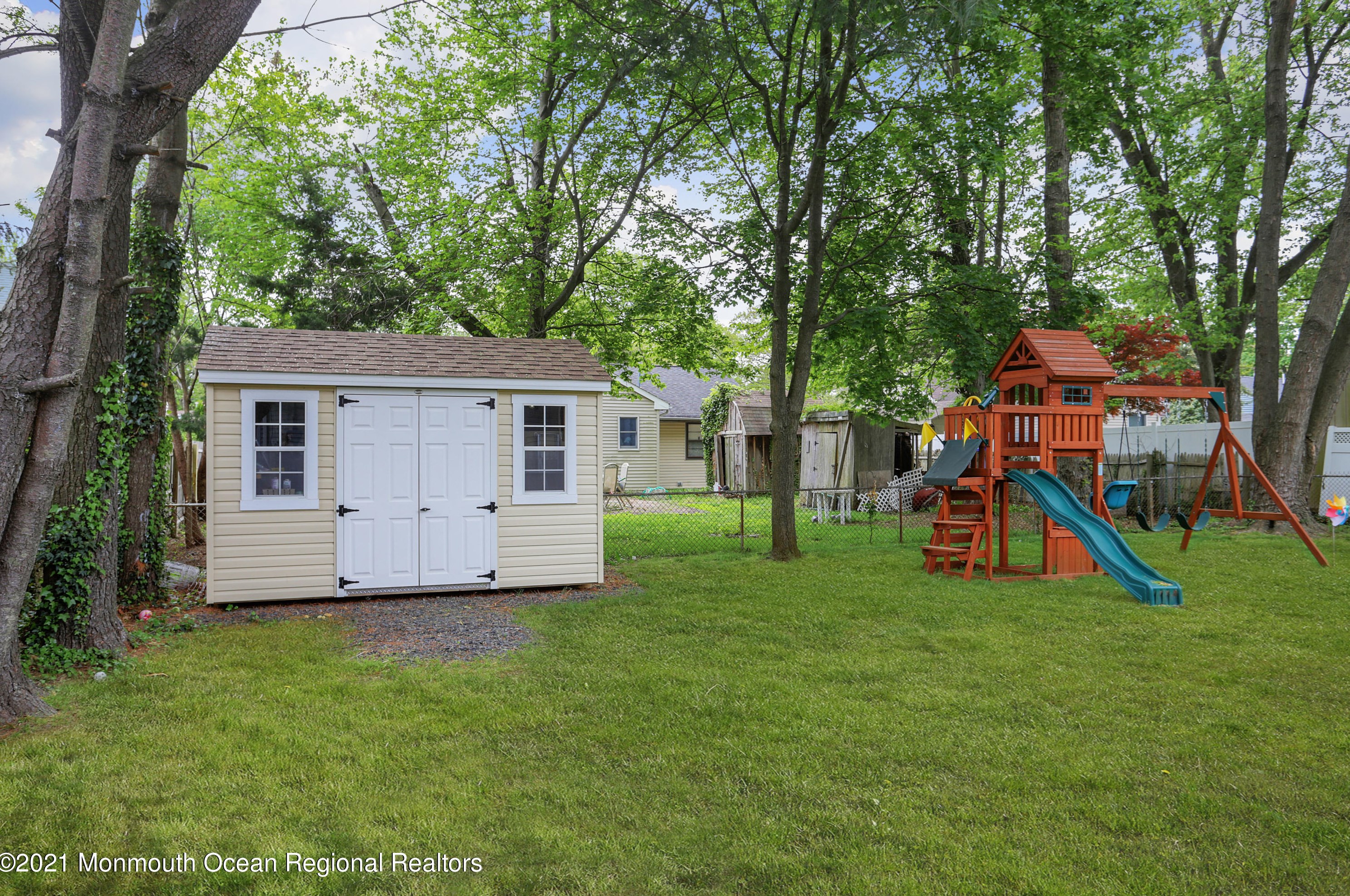 573 Sumner Ave, Belford NJ  07718-1136 exterior