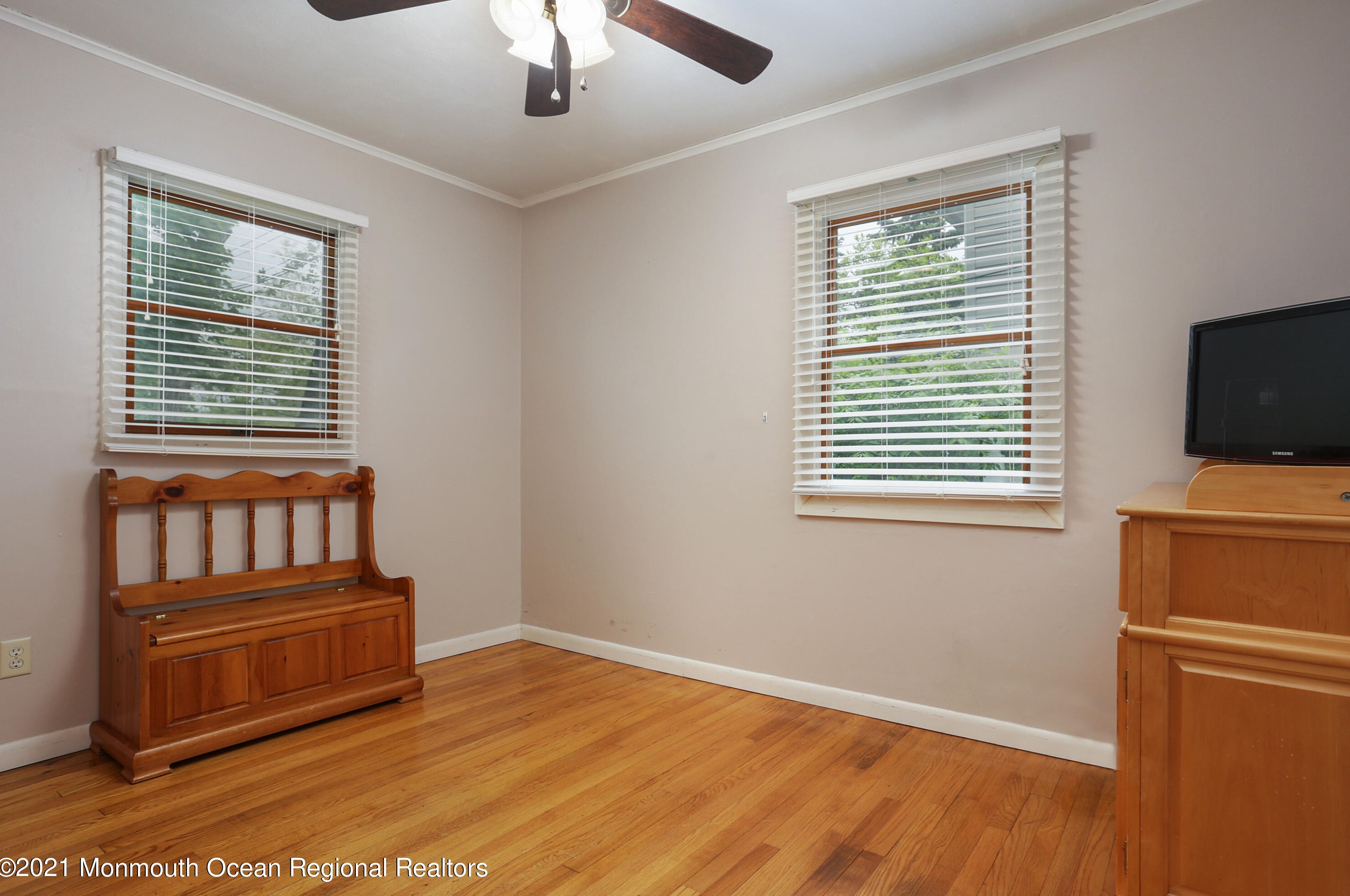 573 Sumner Ave, Belford NJ  07718-1136 exterior