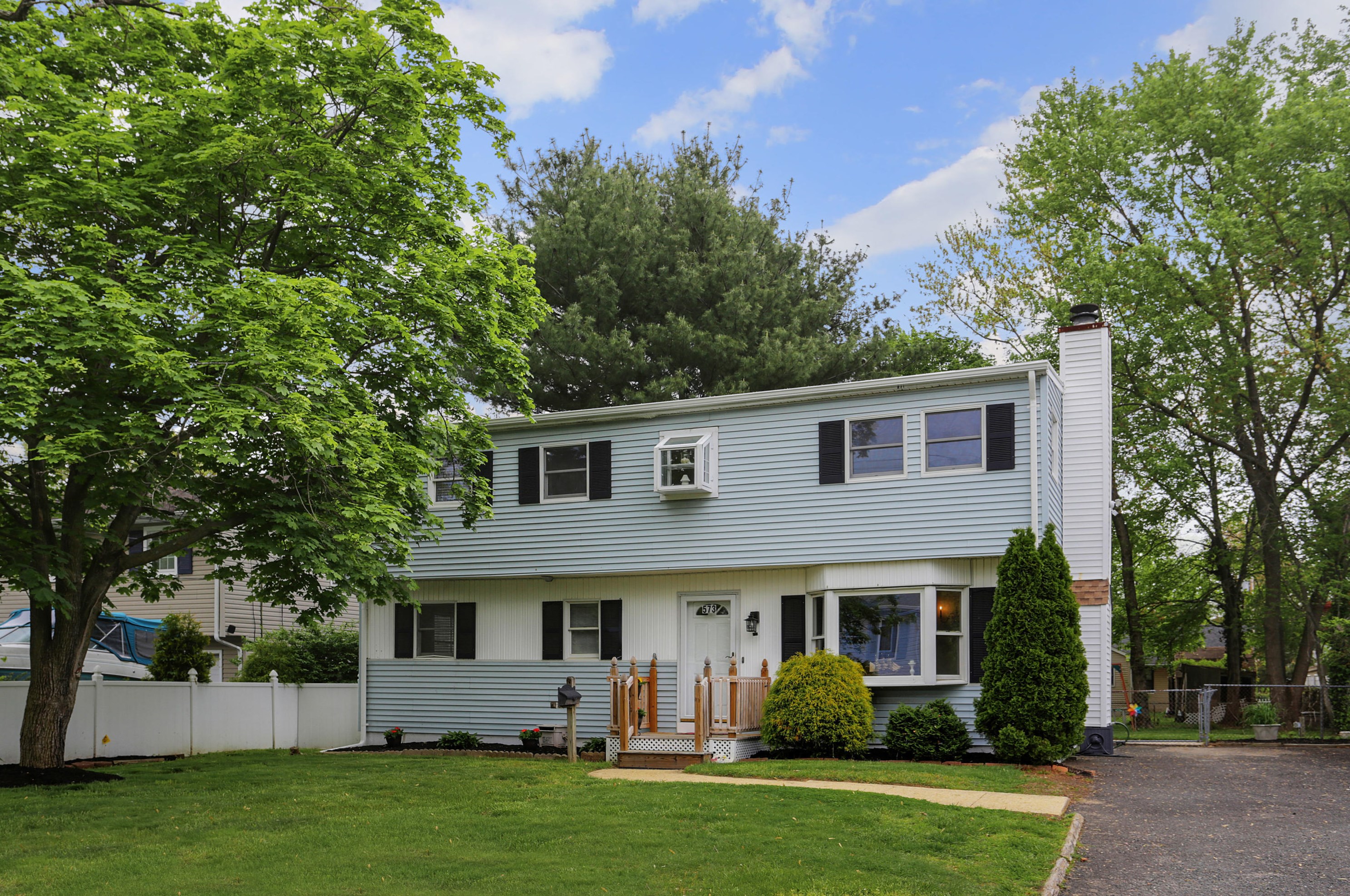 573 Sumner Ave, Belford, NJ 07718-1136