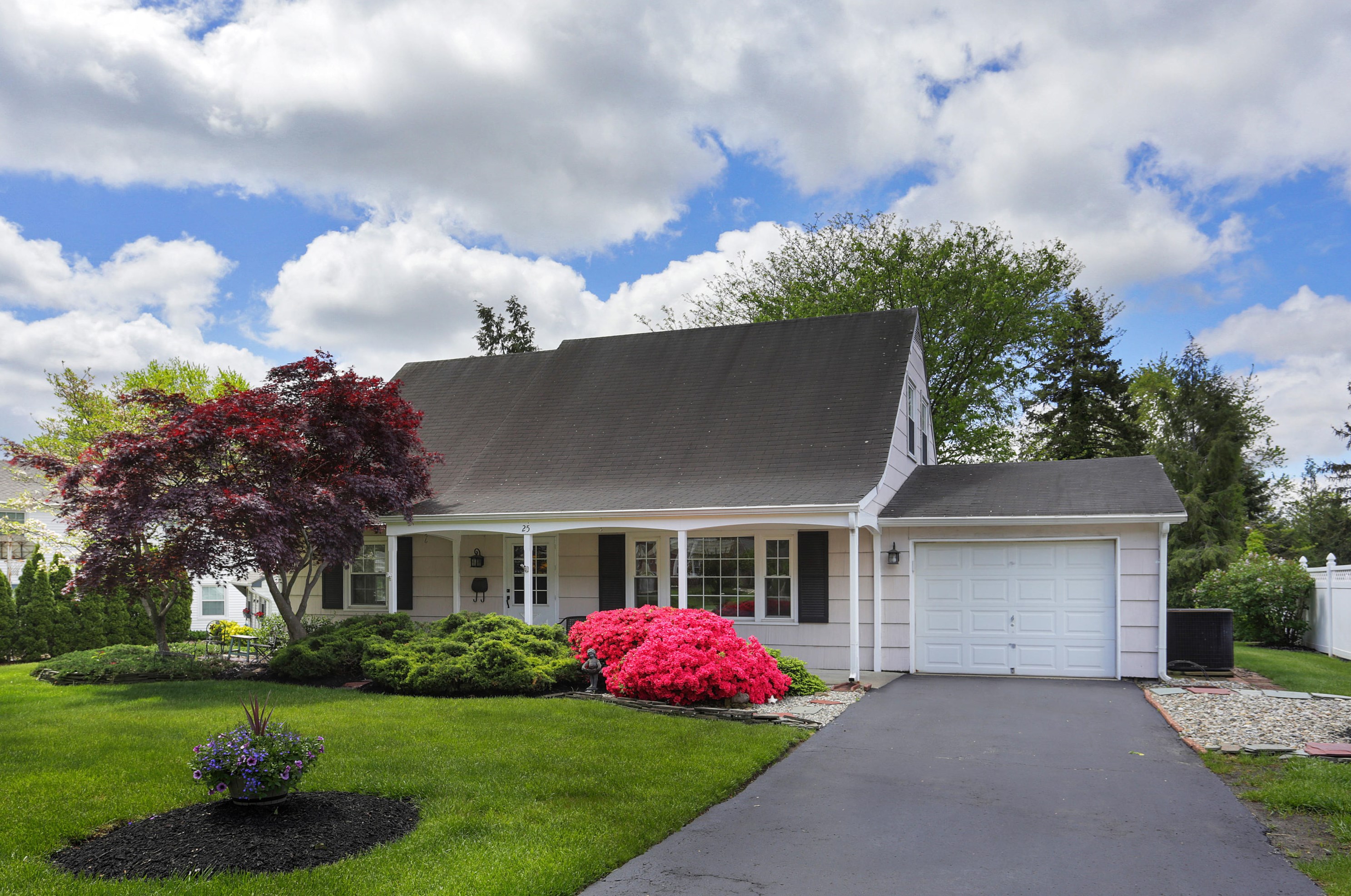 25 Oxford Ln, Matawan, NJ 07747-2136