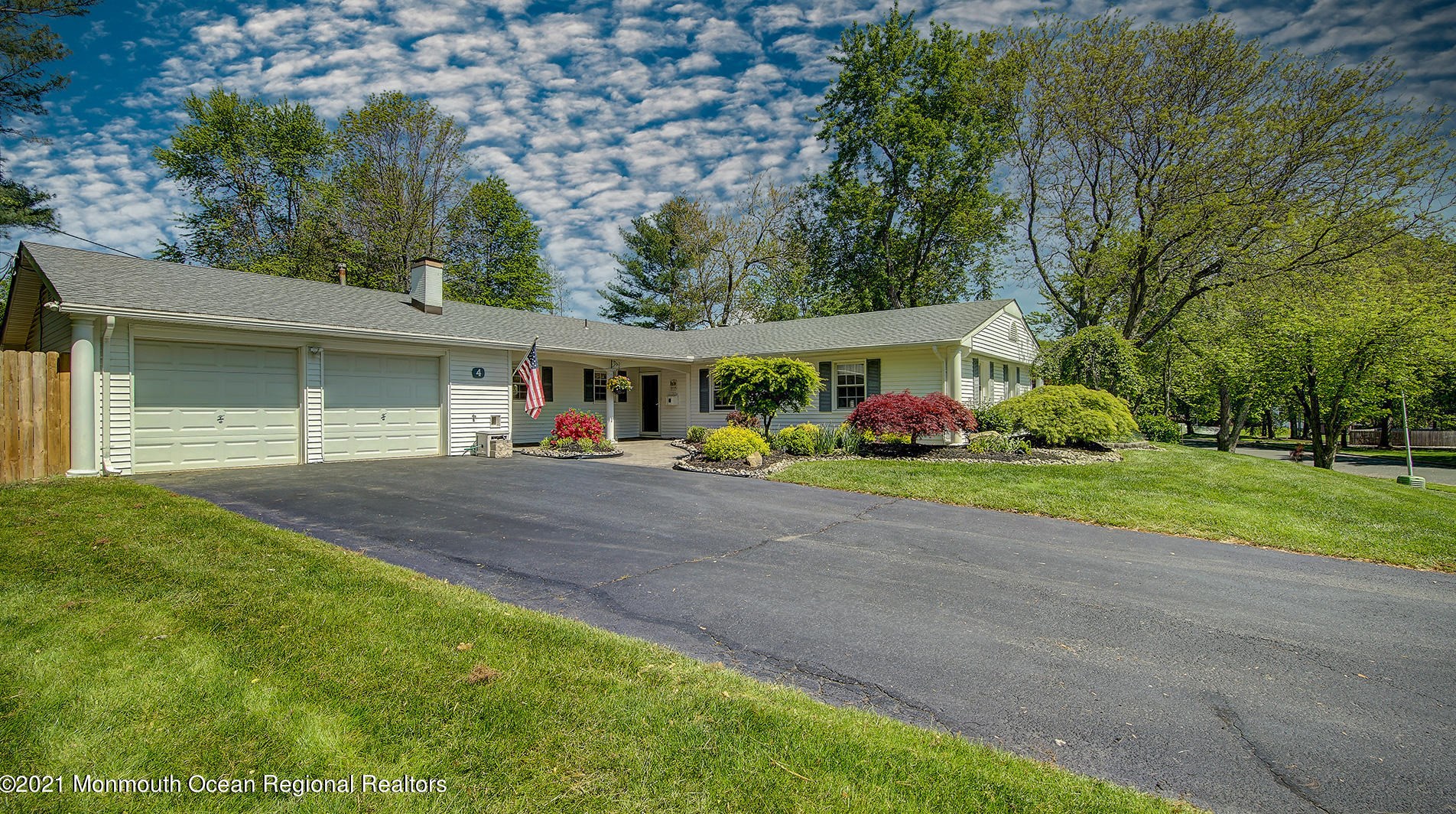 4 Lakeridge Dr, Matawan, NJ 07747-3714