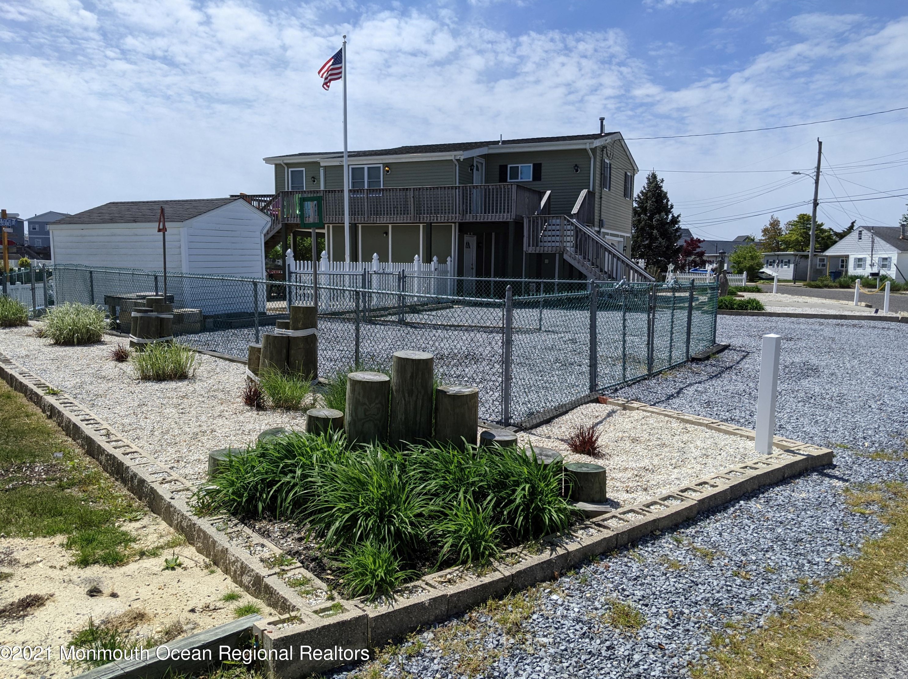 31 Anchor Dr, Tuckerton, NJ 08087-1626