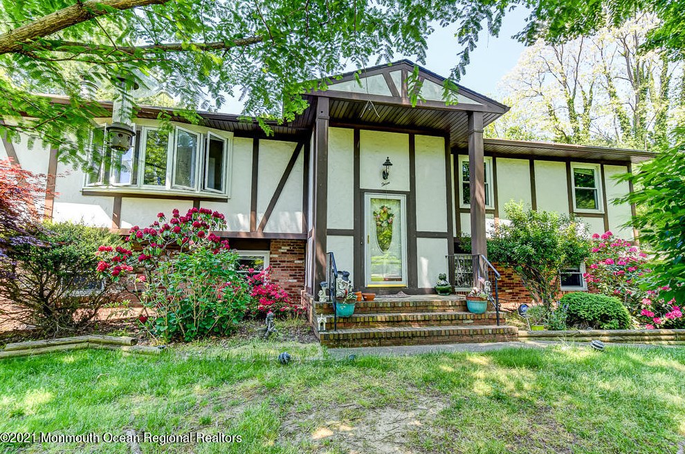 3 Brookline Ct, Middletown, NJ 07748