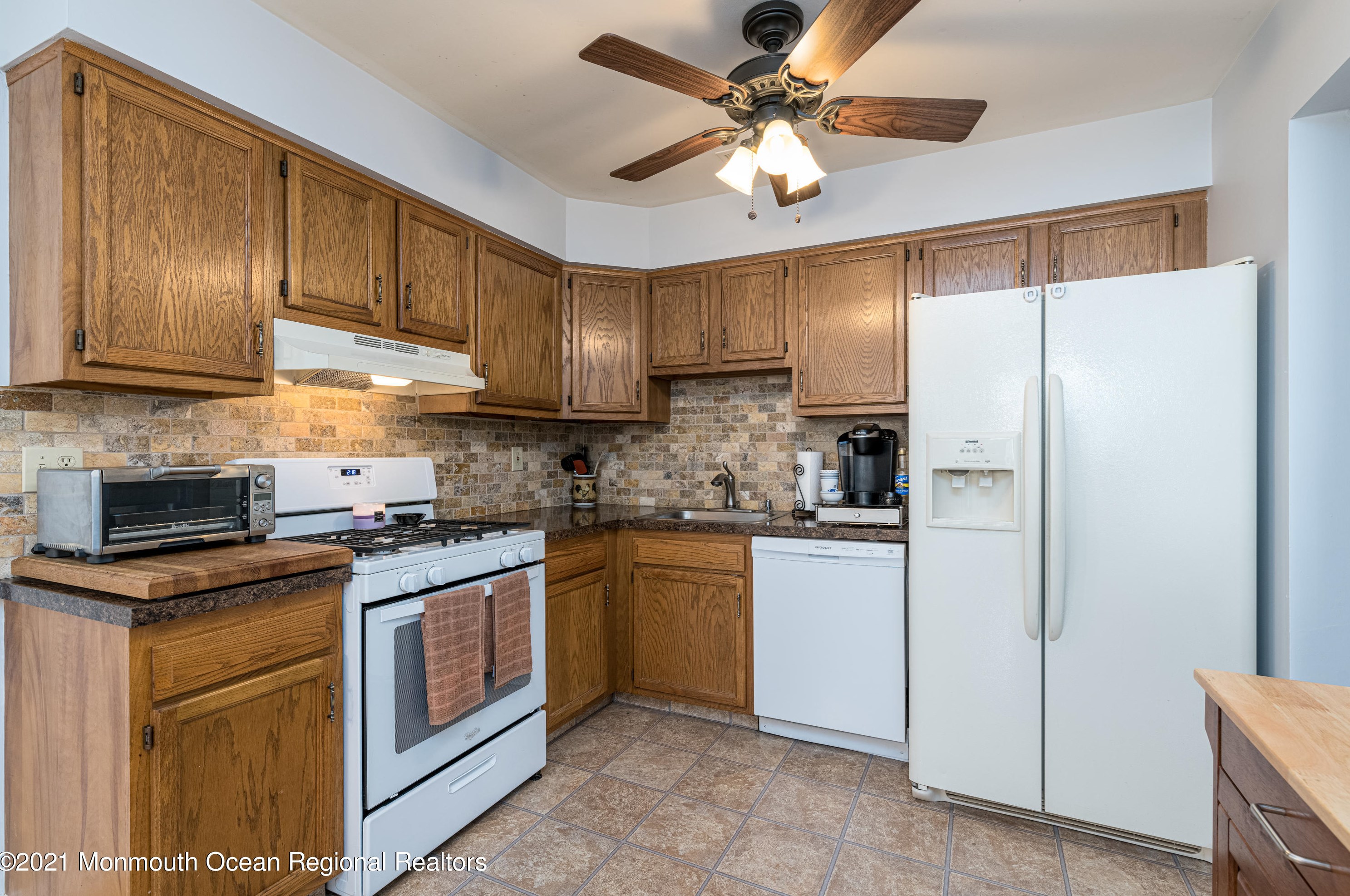 8 Irving Ct, East Freehold, NJ 07728