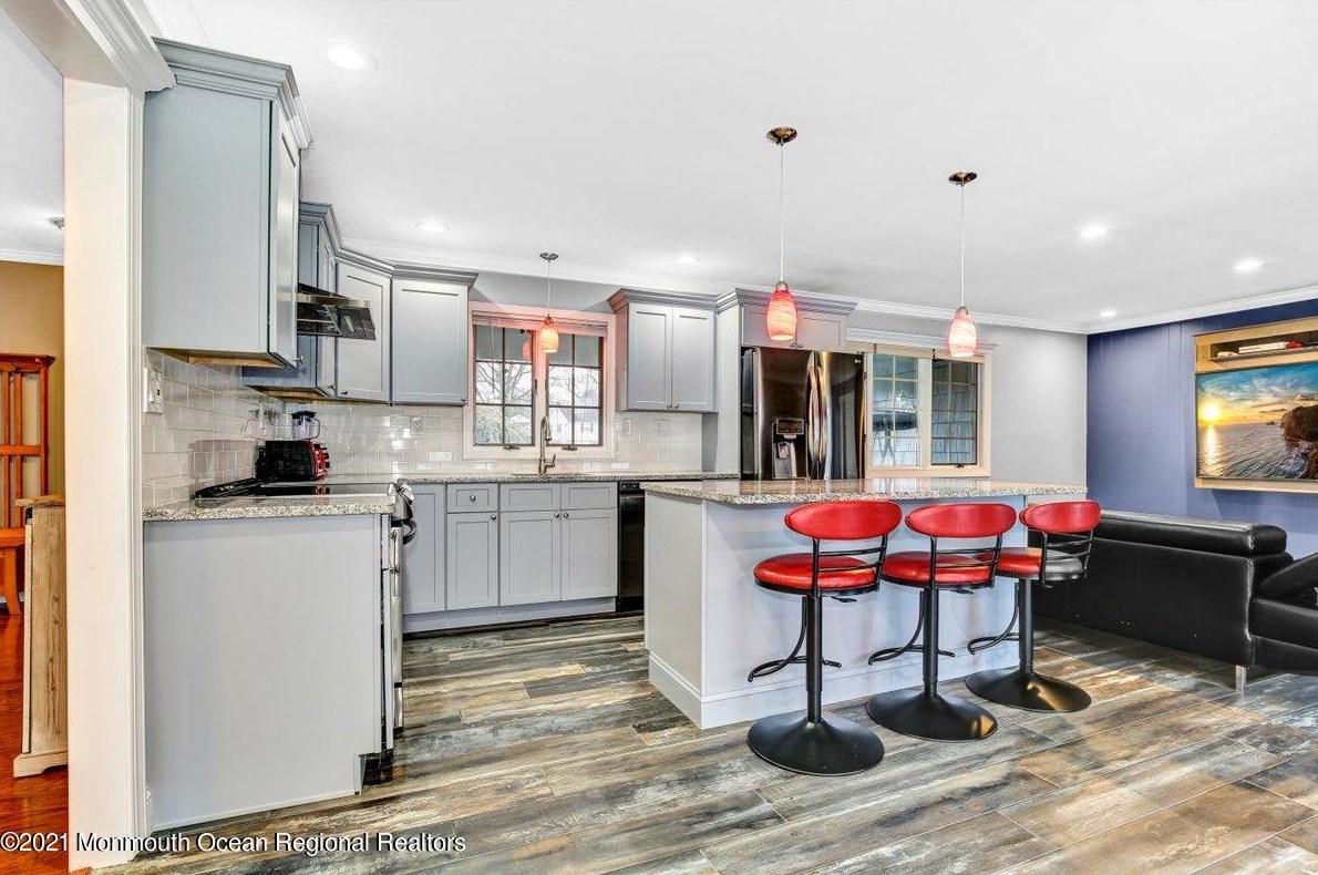 17 Livingston Ln, Millstone Township, NJ 07726-2808