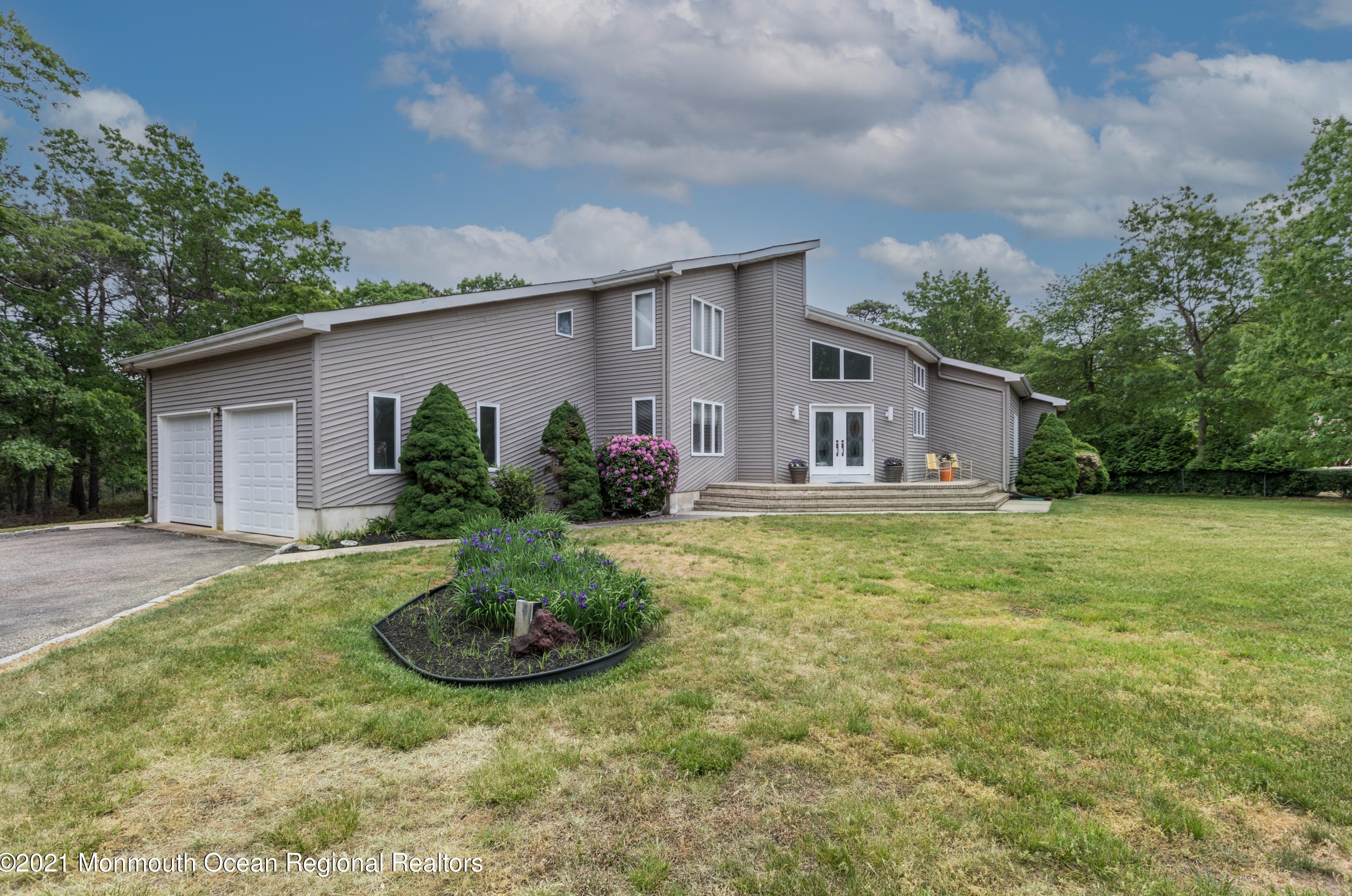 40 5th St, Barnegat Township, NJ 08005-1217