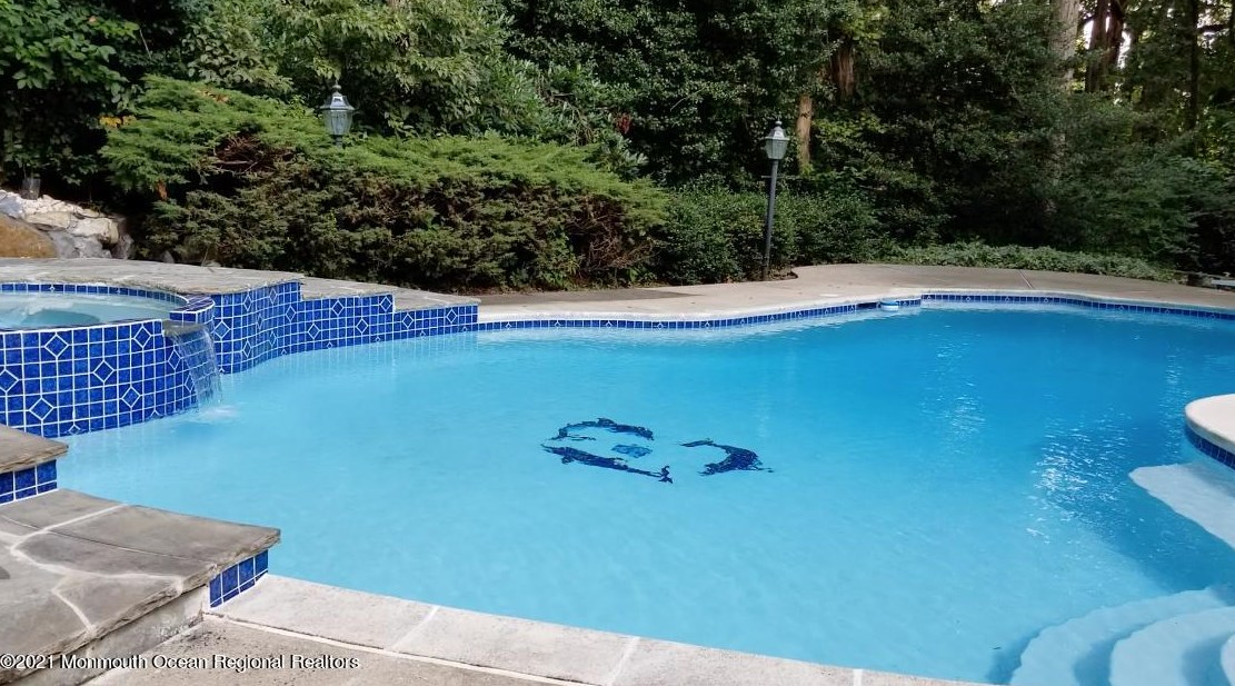 8 Colts Dr, Holmdel Village, NJ 07733