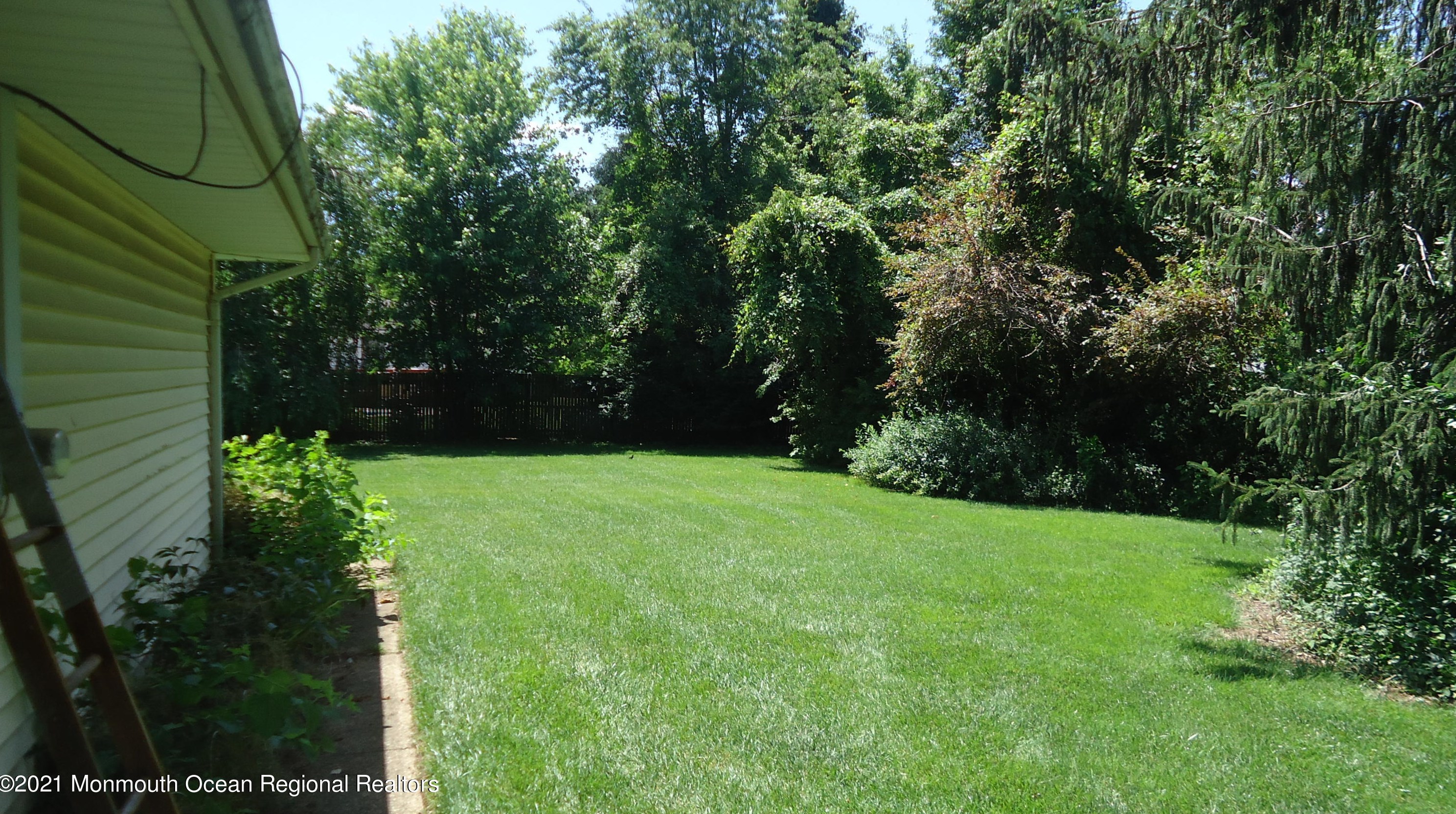 29 Schaeffer Ln, East Freehold, NJ 07728