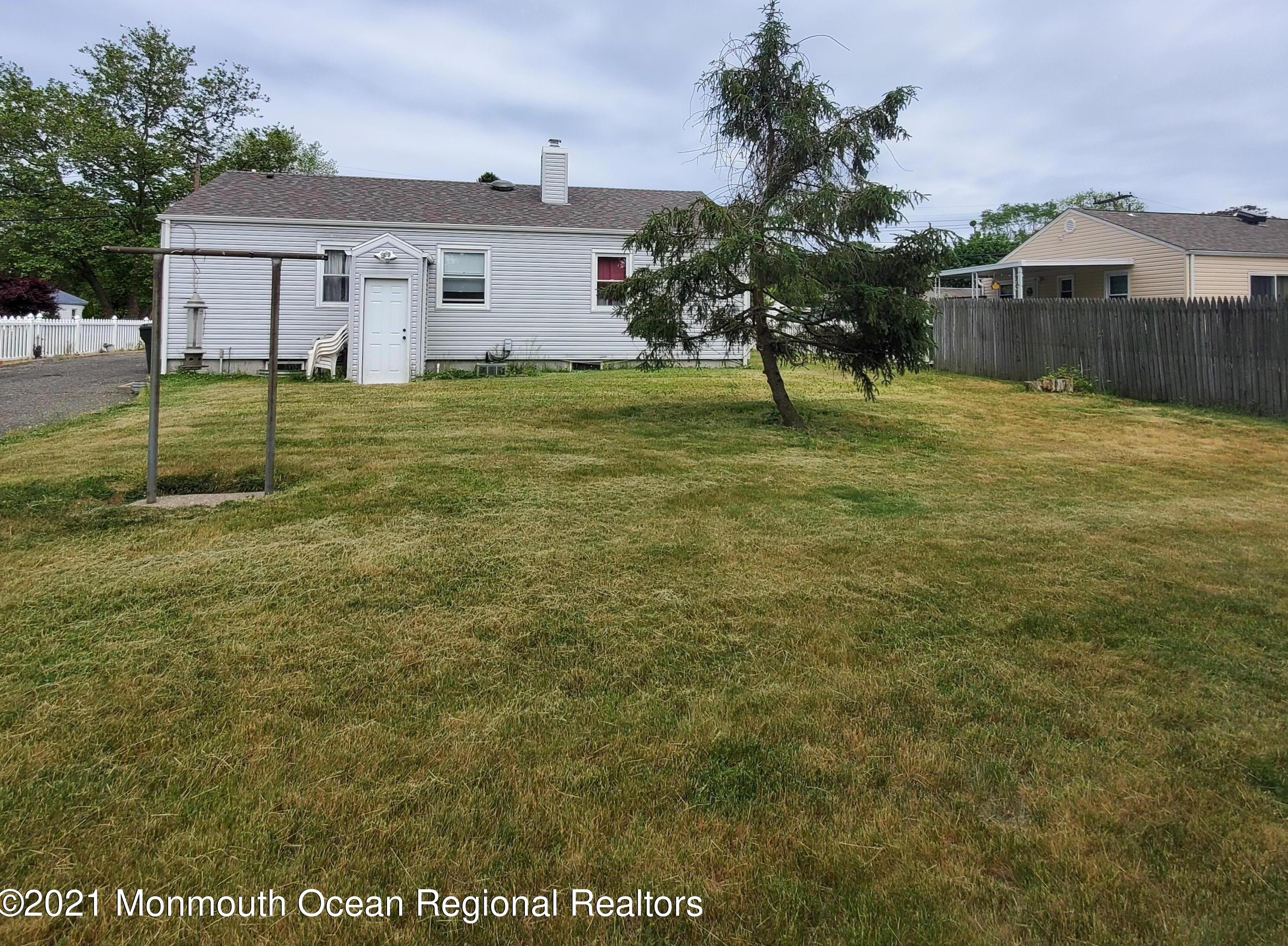 18 Terry Ln, Tinton Falls, NJ 07724