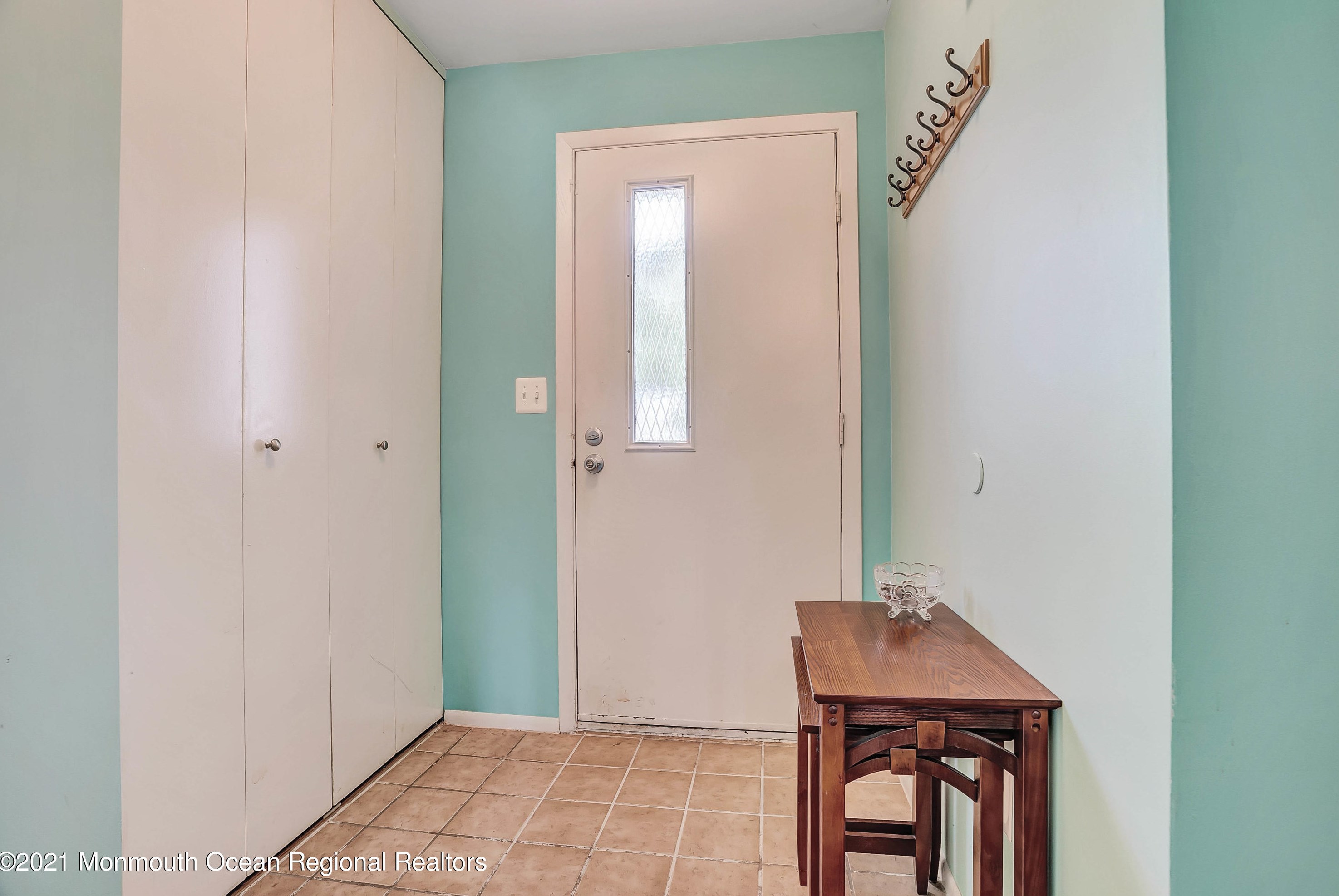 9 Joyce Ct, Tinton Falls, NJ 07724