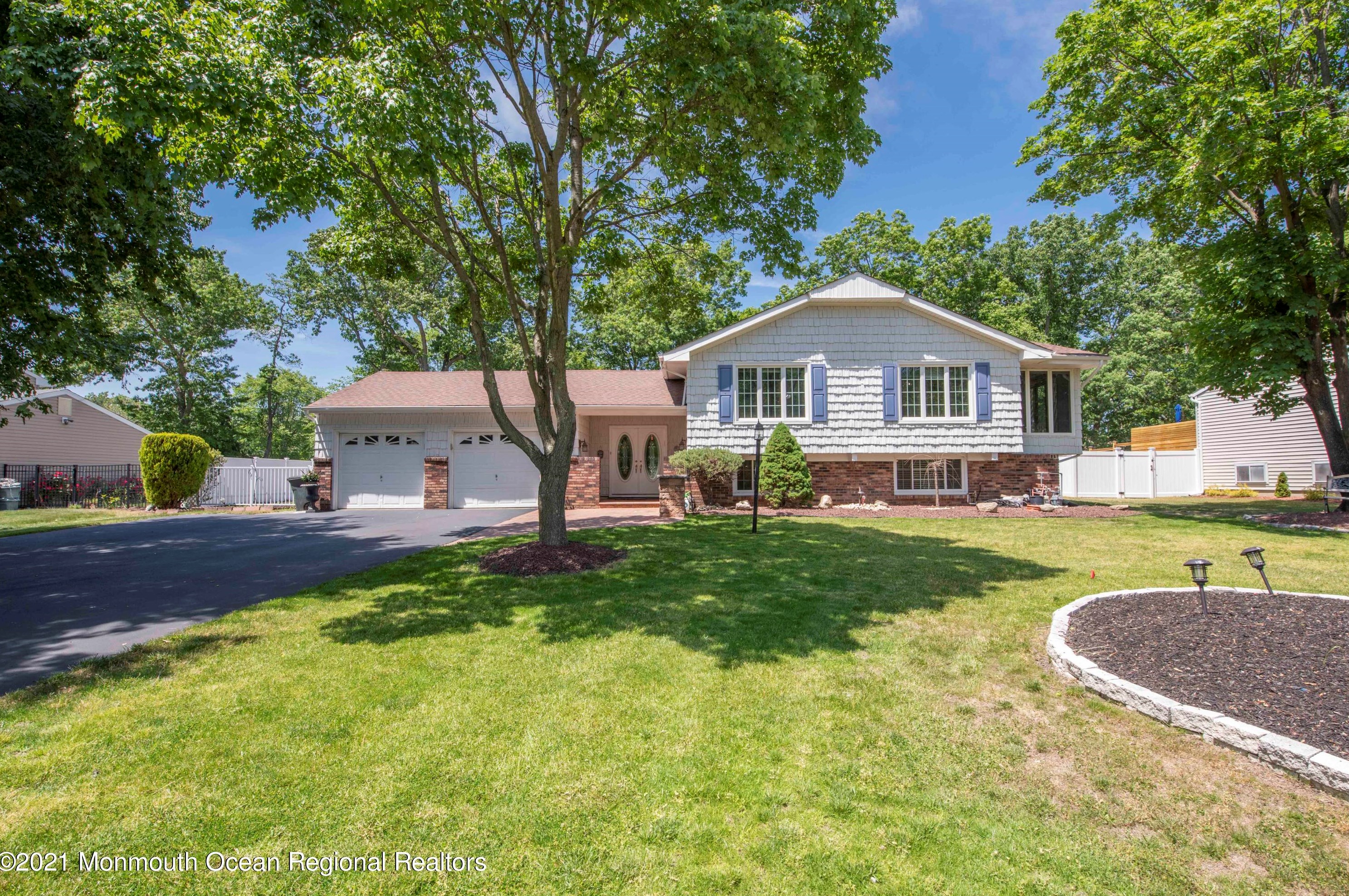 6 Galahad Dr, Millstone Township, NJ 07726-2614
