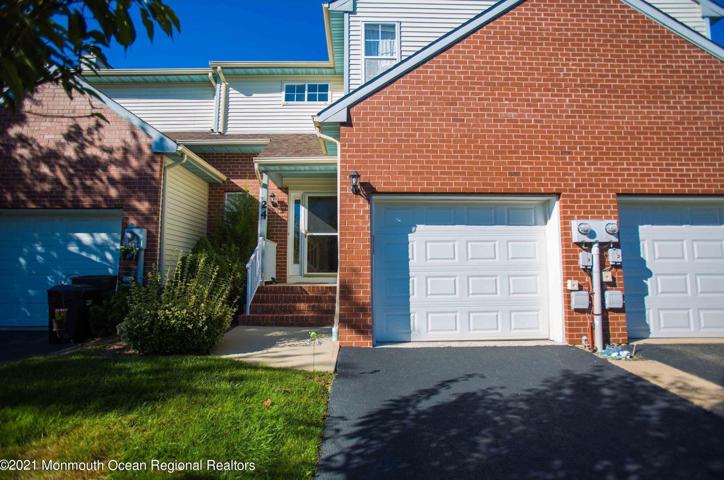 24 Center Dr, Millstone Township NJ  07726-5127 exterior