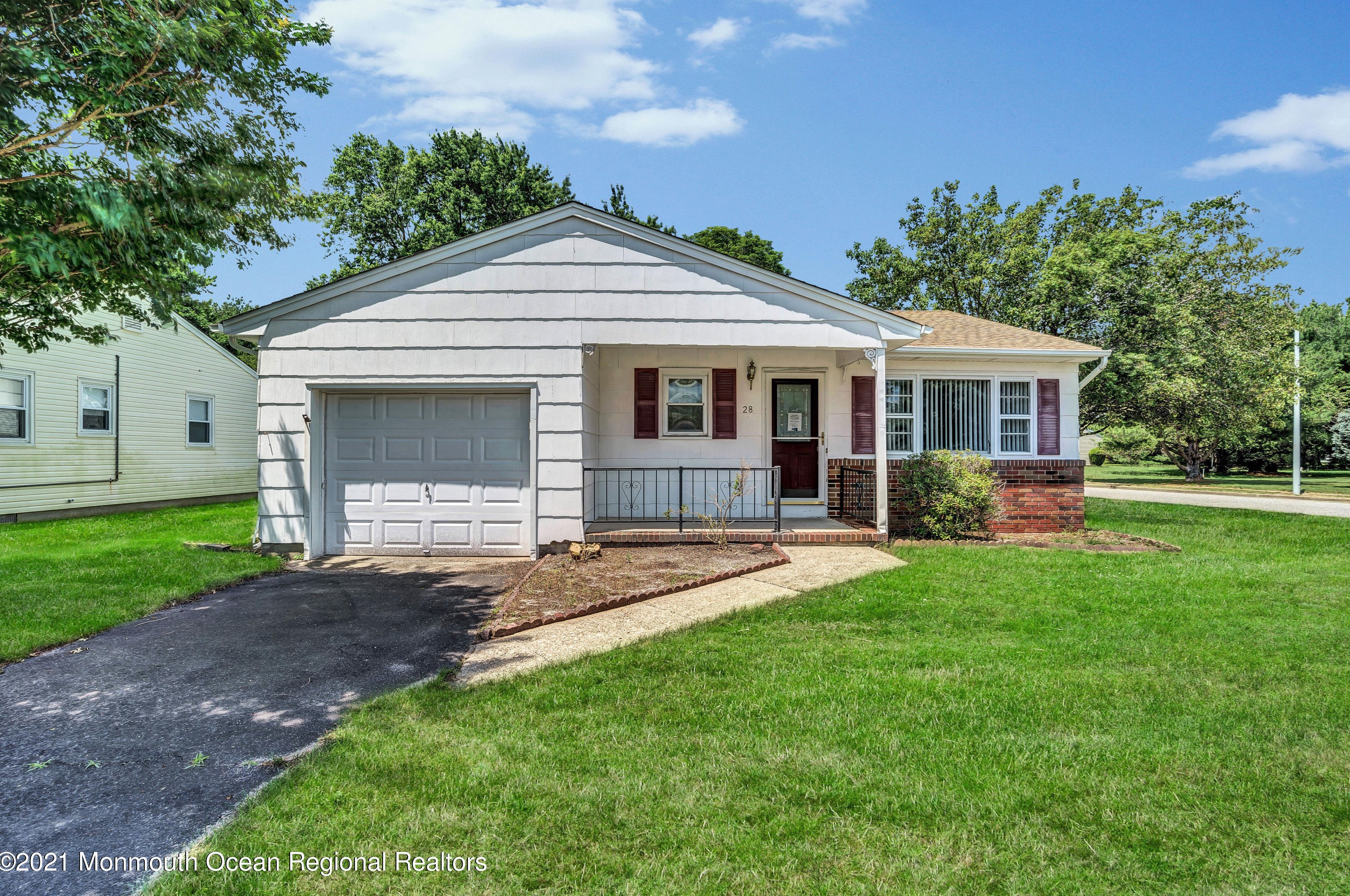28 Pembroke Ln, Toms River, NJ 08757-4448