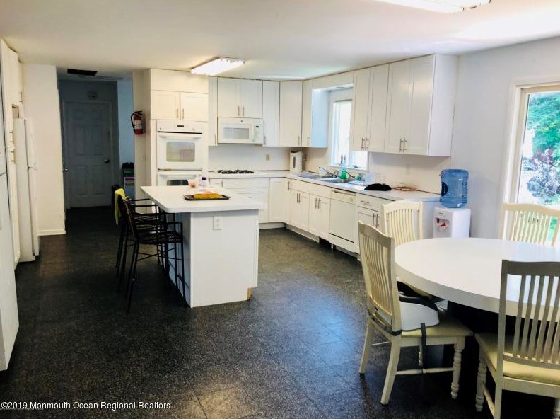 1 Wenning Ct, Oakhurst NJ  07755-1530 exterior