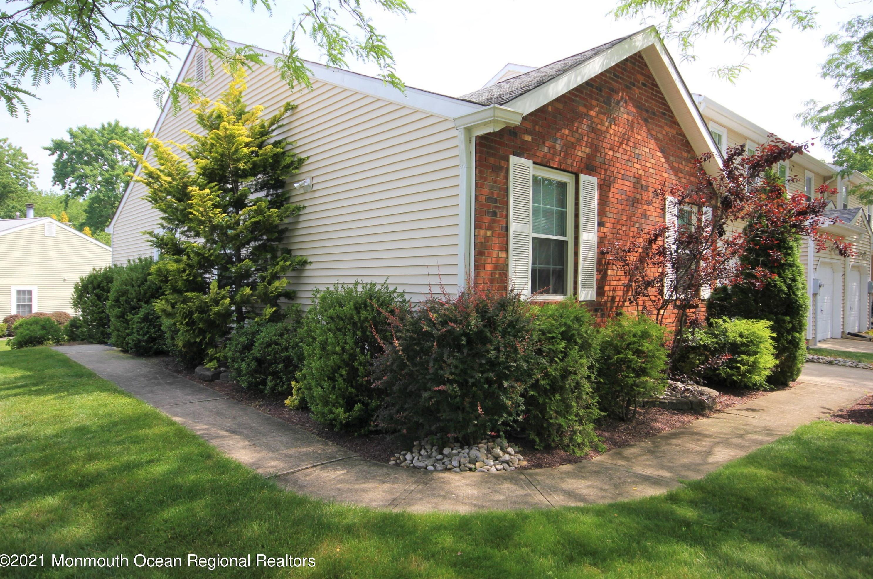 1 Redwood Dr, Tinton Falls, NJ 07724