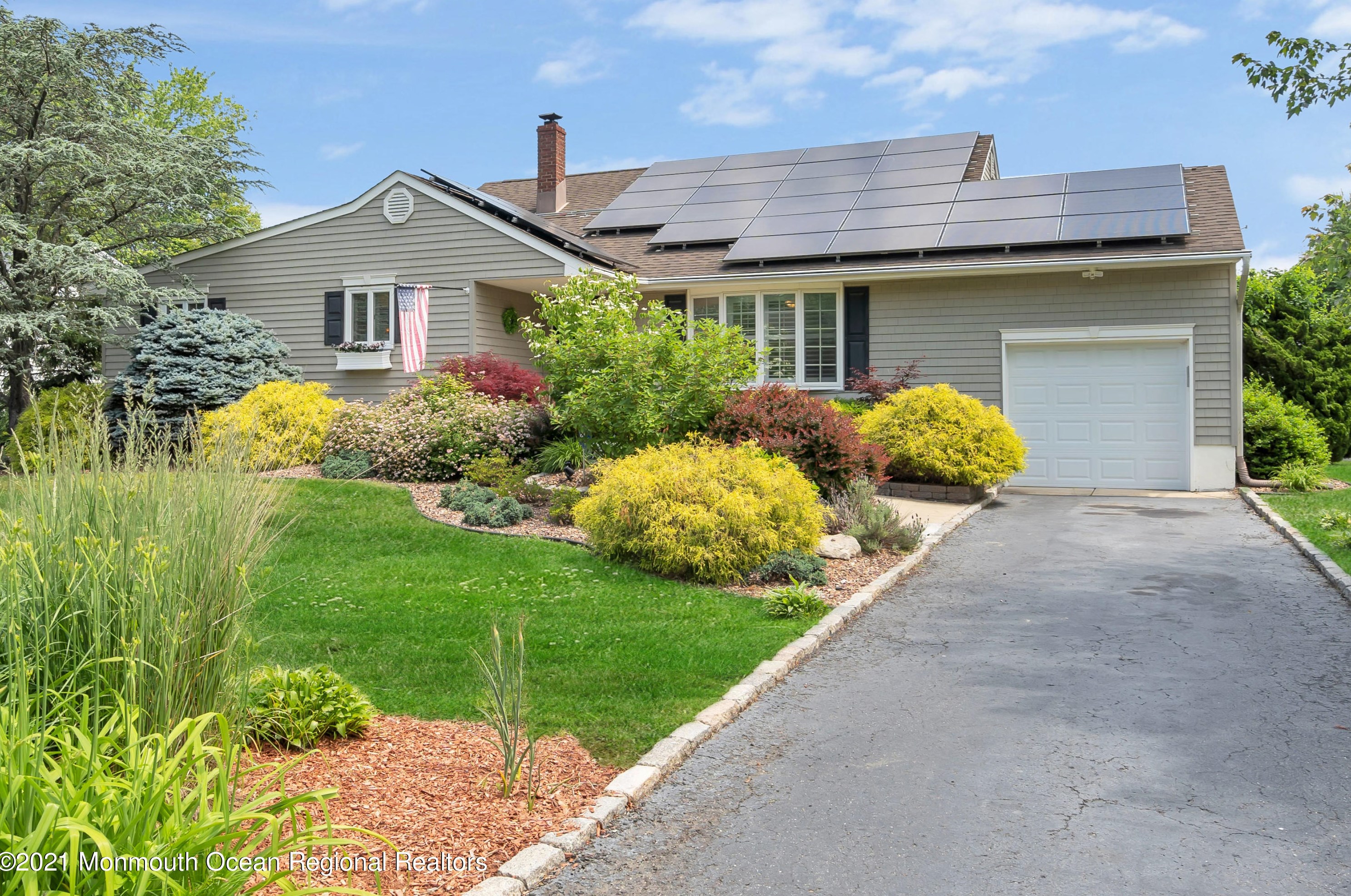 12 Homestead Pl, Holmdel Village, NJ 07733