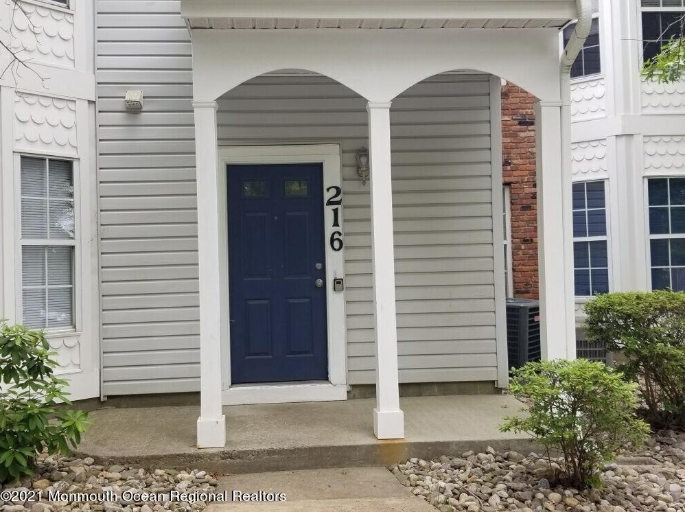 216 Tulip Ln, East Freehold, NJ 07728