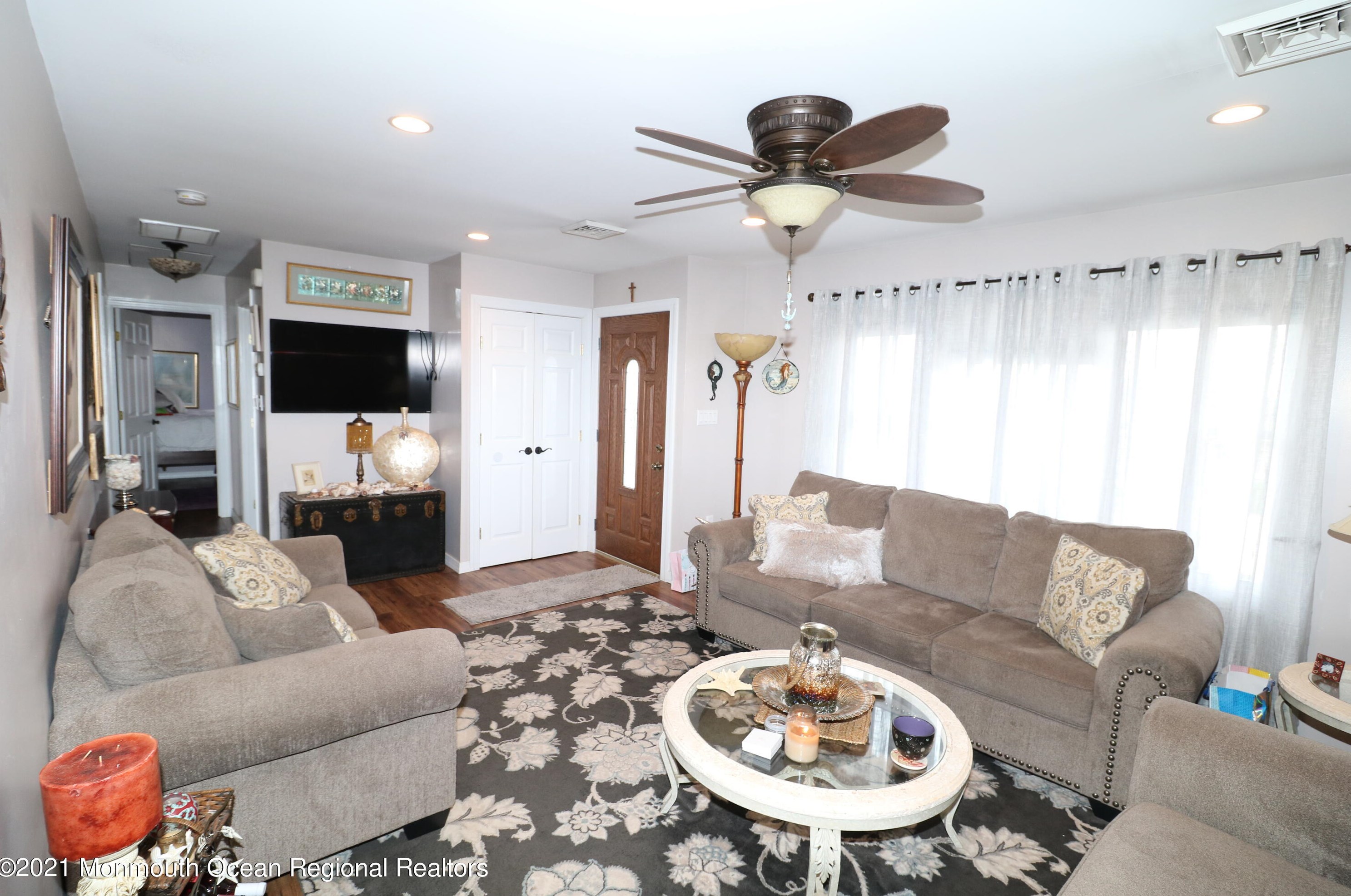 8 Binnacle Dr, Tuckerton, NJ 08087-1548