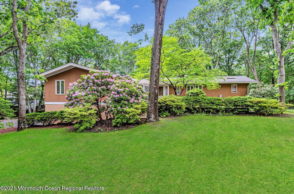 25 Mahoras Dr, Tinton Falls, NJ 07712