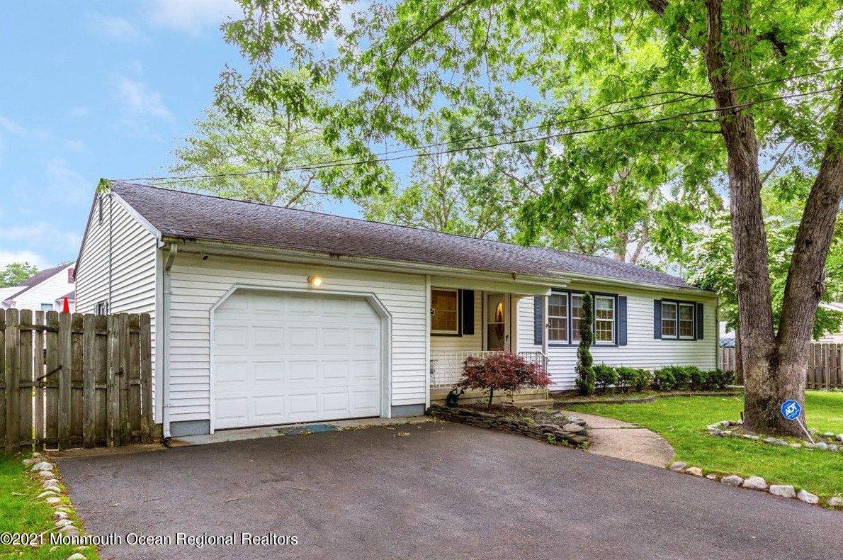 872 Burnt Tavern Rd, Bricktown, NJ 08724