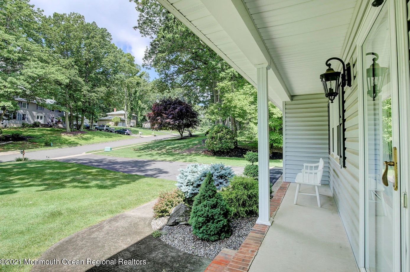 19 Manalapan Woods Dr, Millstone Township, NJ 07726-4209