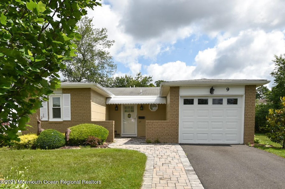 9 Vaughn Ct, Bricktown, NJ 08724