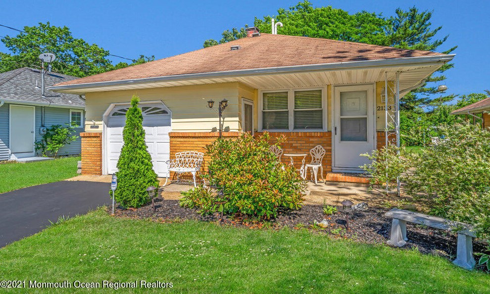 2133 Mount Hood Ln, Toms River, NJ 08753-1536