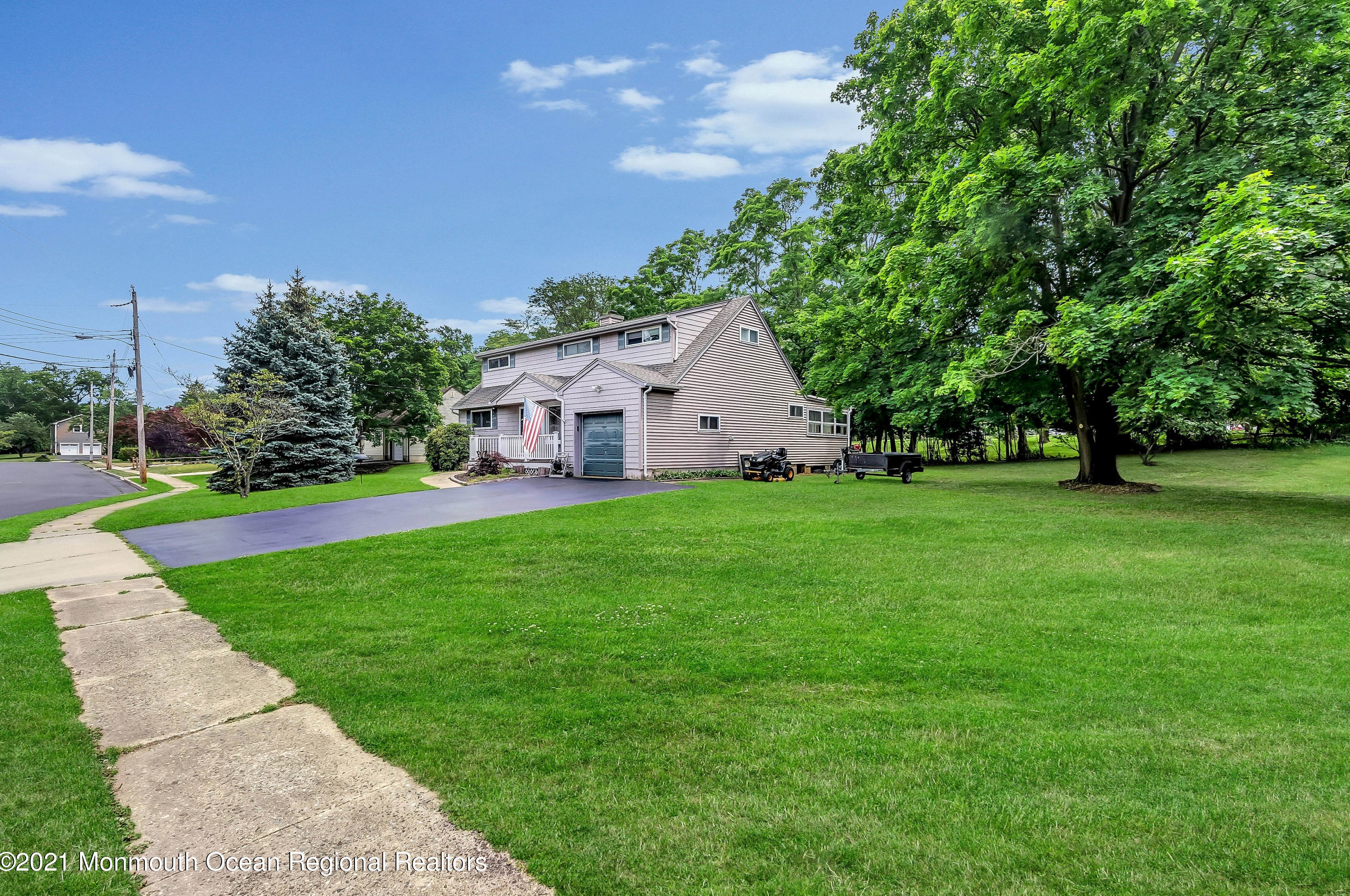 5 Carole Dr, Oakhurst, NJ 07755