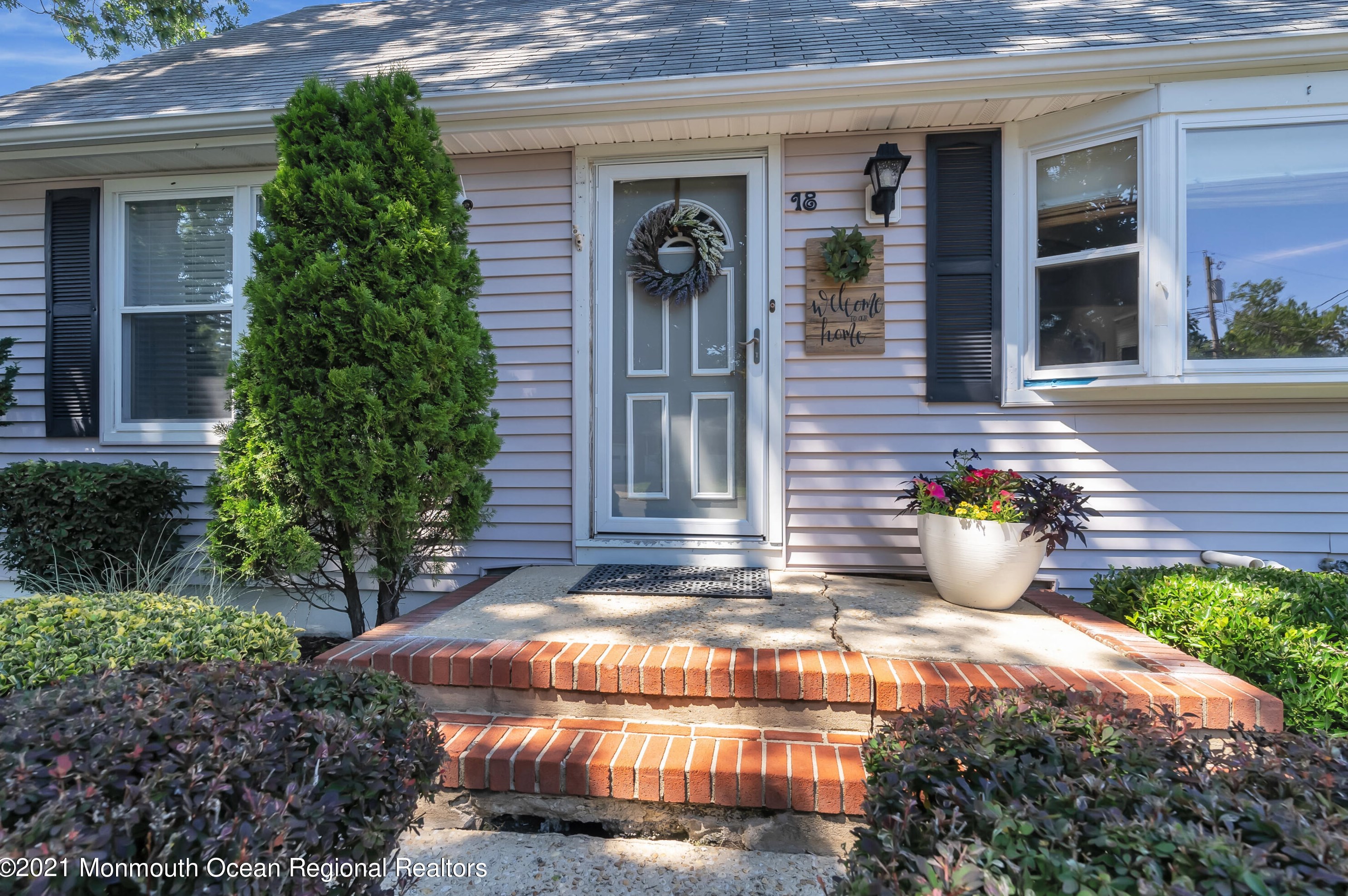 18 Sands Point Dr, Toms River, NJ 08755-5168