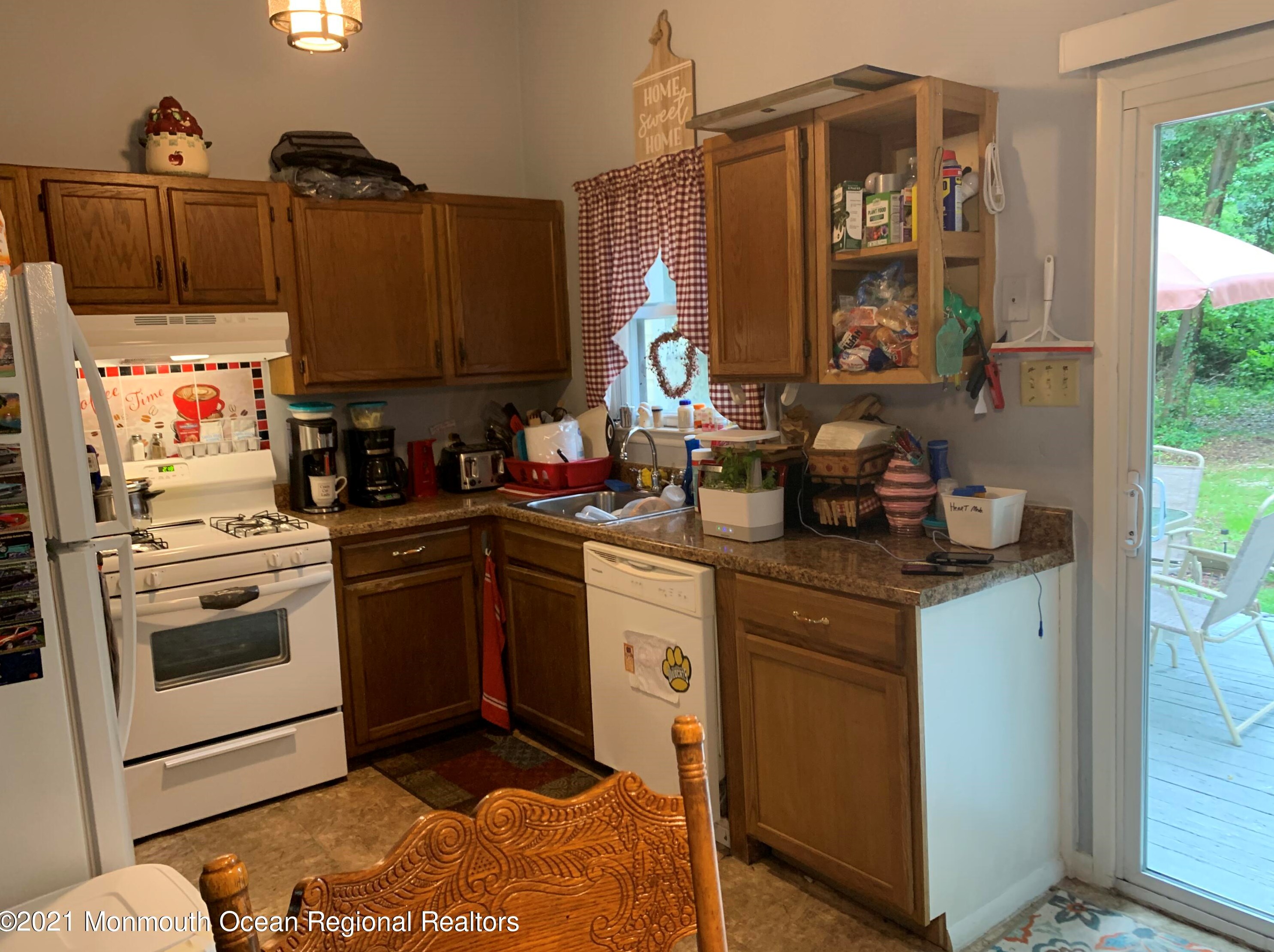 900 Center St, Tuckerton, NJ 08087