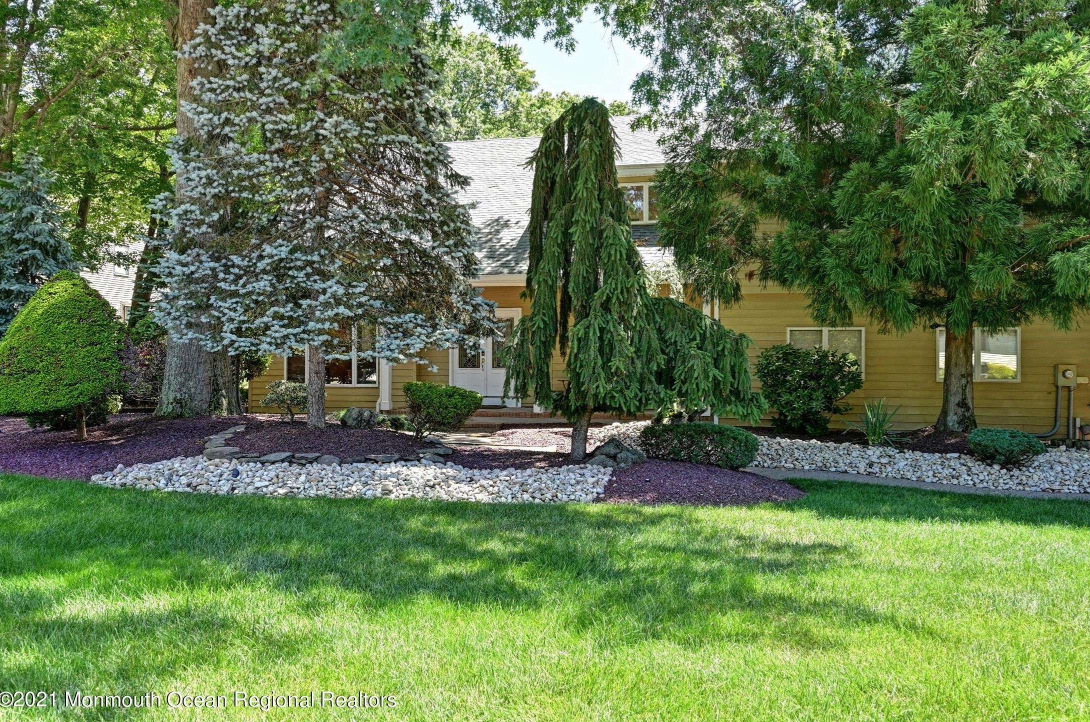 18 Cambridge Ct, Morganville, NJ 07751