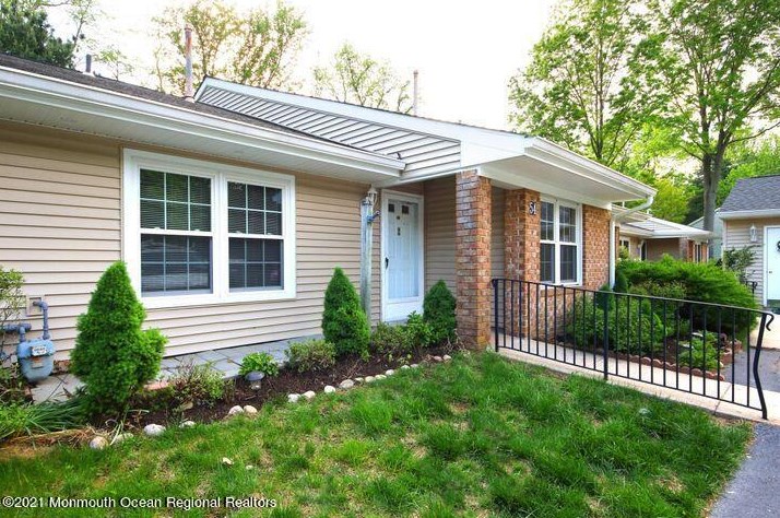 54 Boxwood Ter, Tinton Falls, NJ 07701