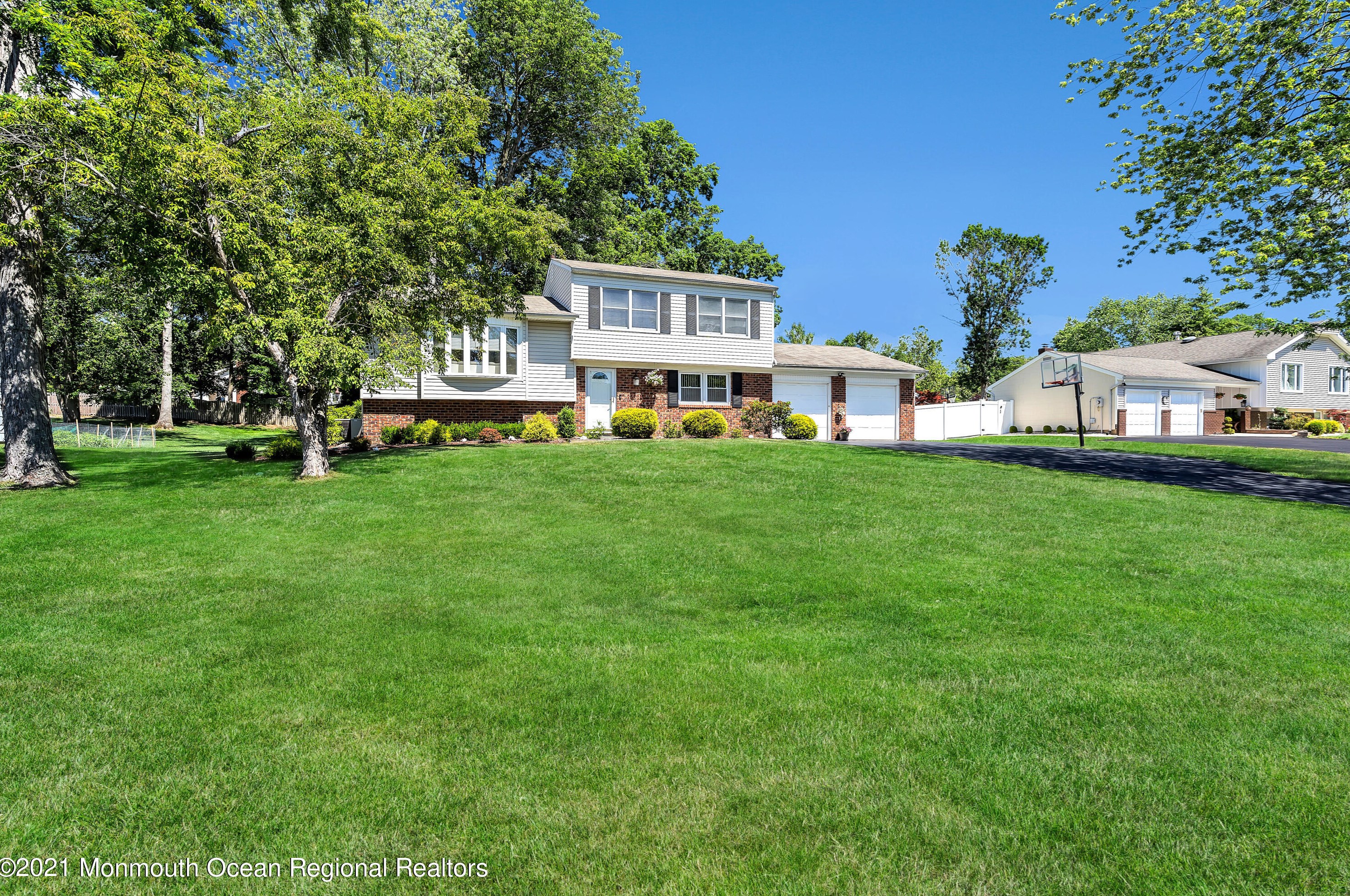 16 Sherwood Rd, Millstone Township, NJ 07726-1816