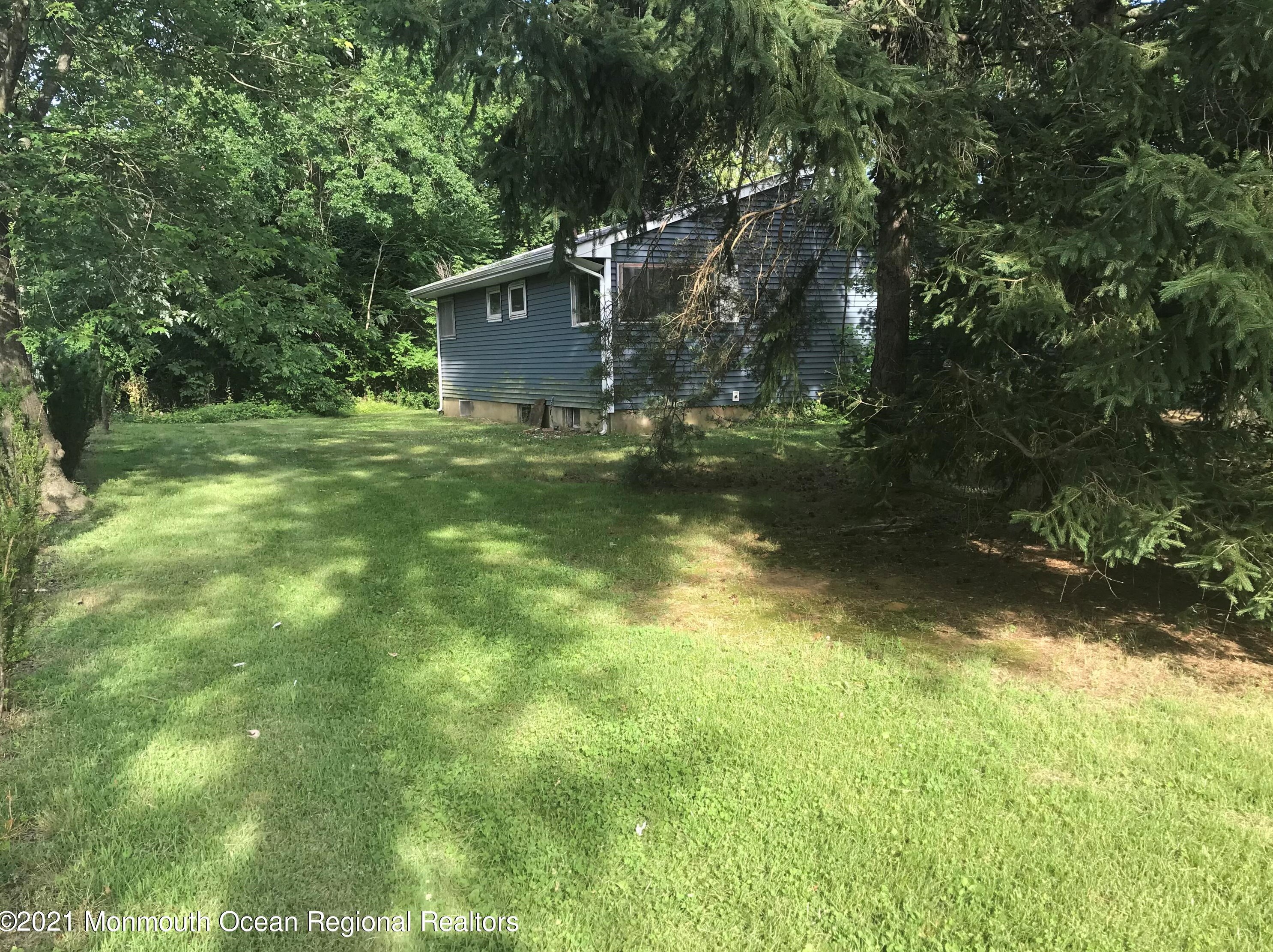 90 Cloverdale Cir, Tinton Falls, NJ 07724