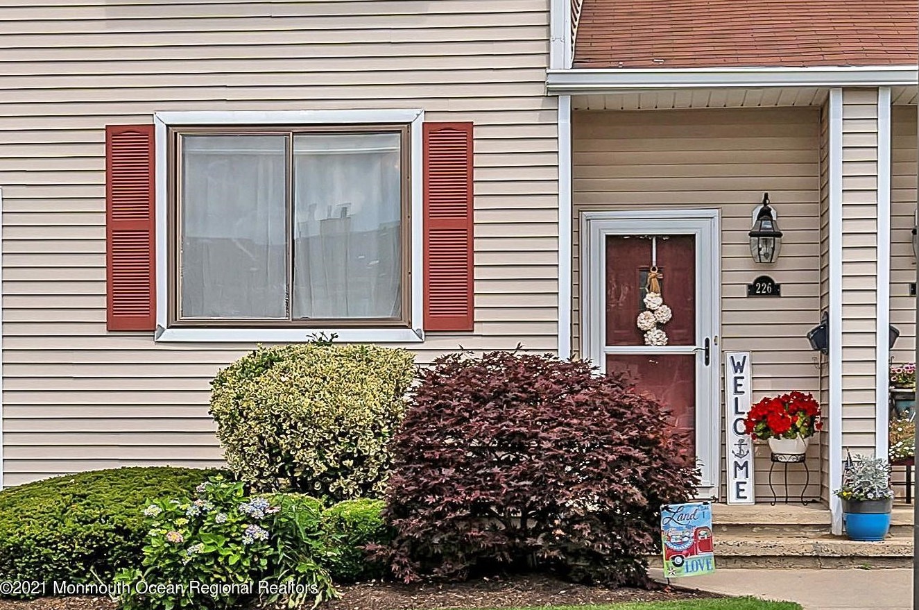 226 Clubhouse Dr, Middletown, NJ 07748