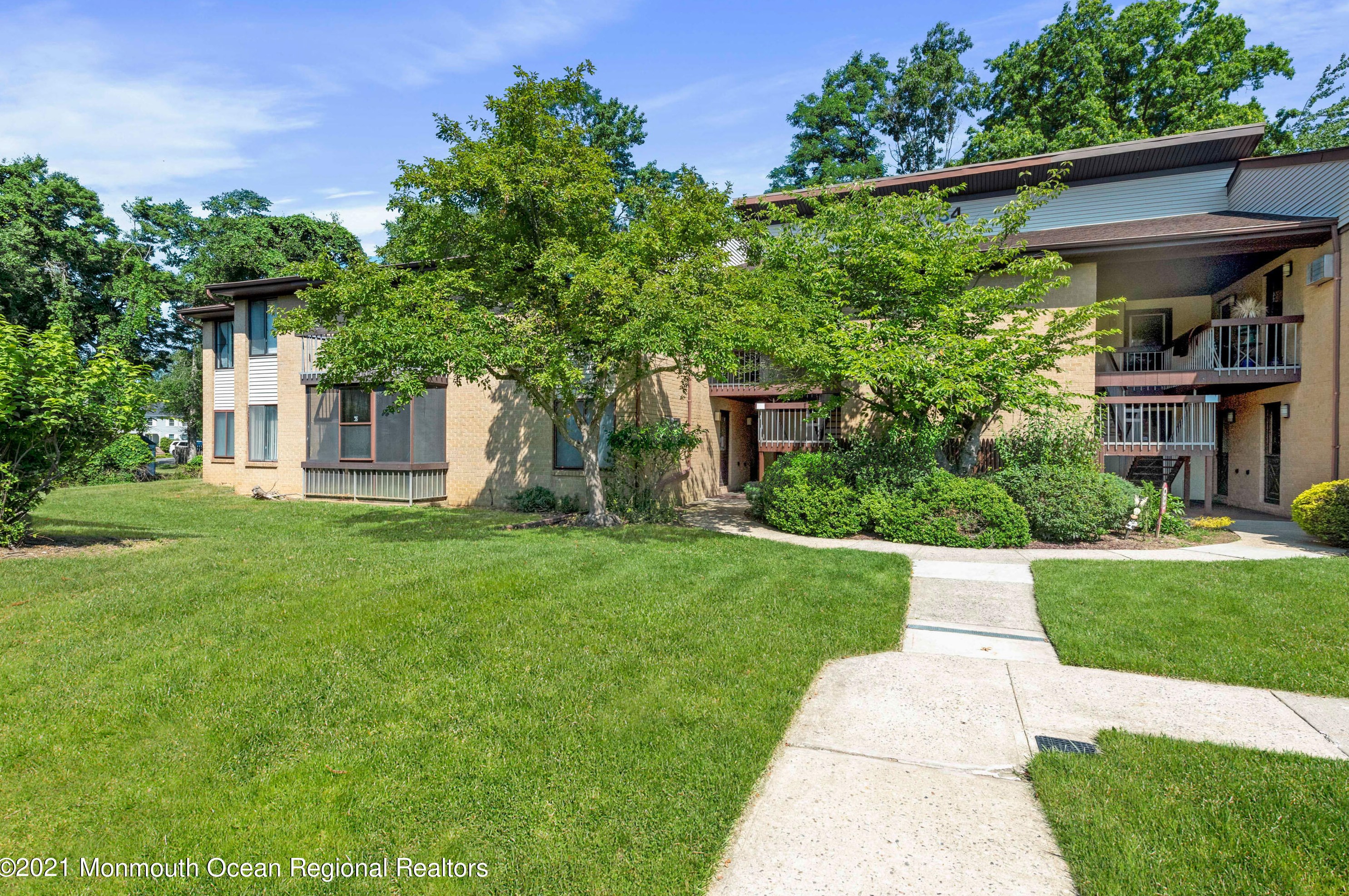 54 Amberly Dr, Millstone Township, NJ 07726-2140