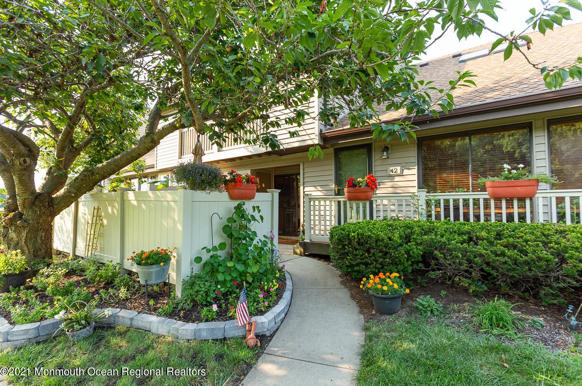 42 Cotswold Cir, Tinton Falls, NJ 07712