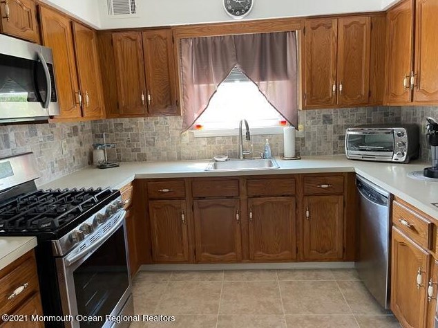 4 Hedgewood Rd, Wall Township, NJ 07731-2205