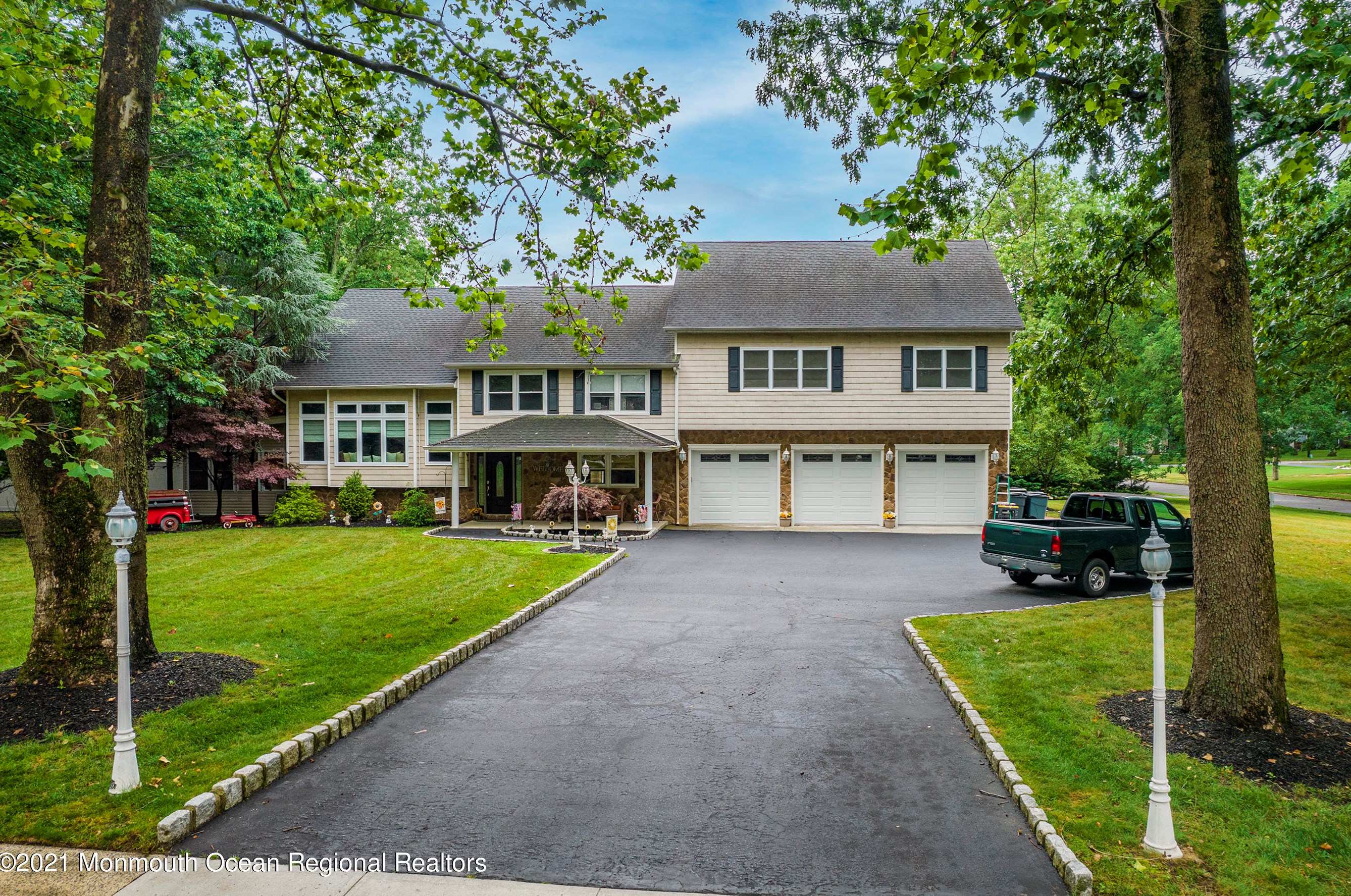 23 Galahad Dr, Millstone Township, NJ 07726-2631