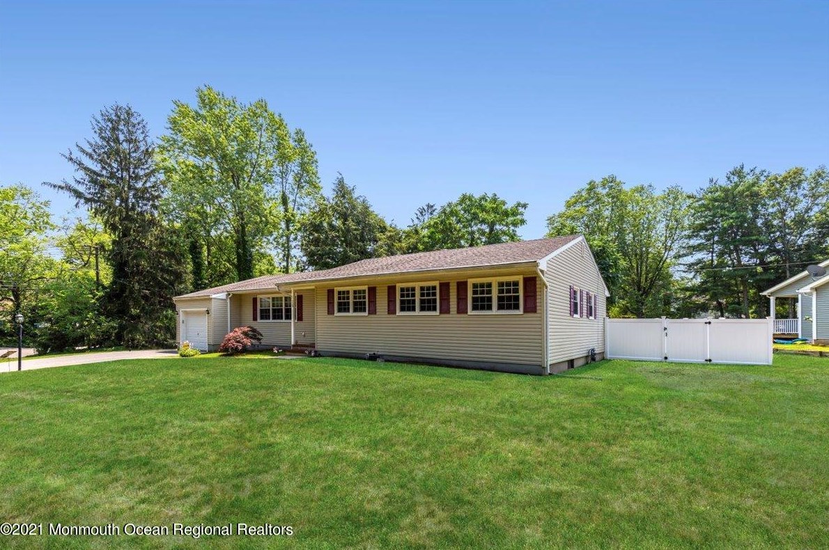 15 Williamsburg Dr, Toms River, NJ 08755