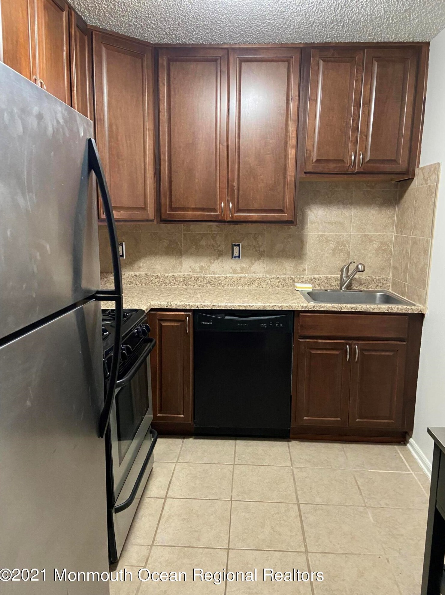91 Des Moines Ct, Tinton Falls, NJ 07712