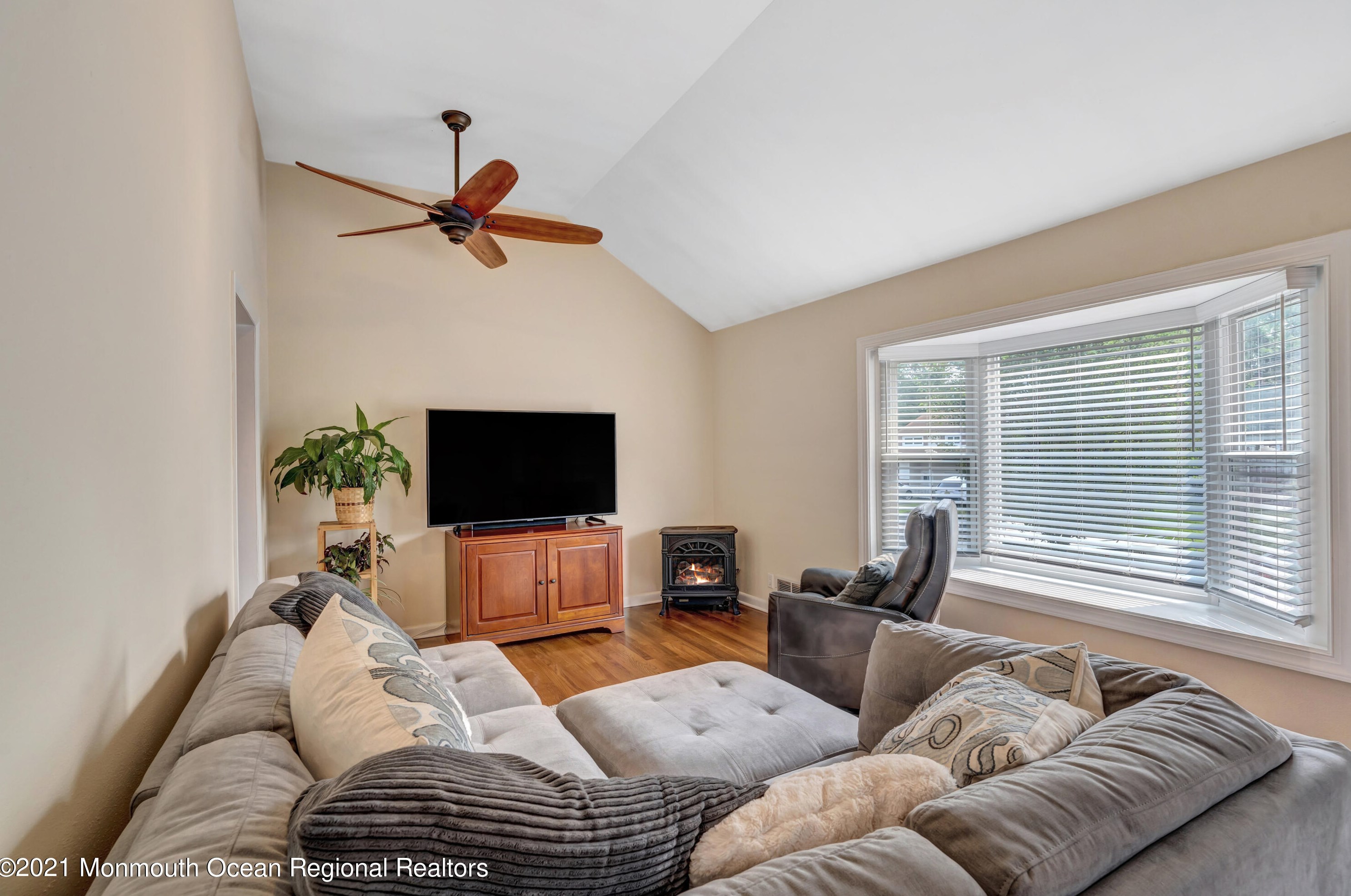 243 Crestview Dr, Middletown, NJ 07748