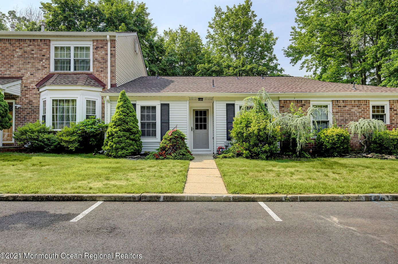 2 Excalibur Ct, Old Bridge, NJ 08857