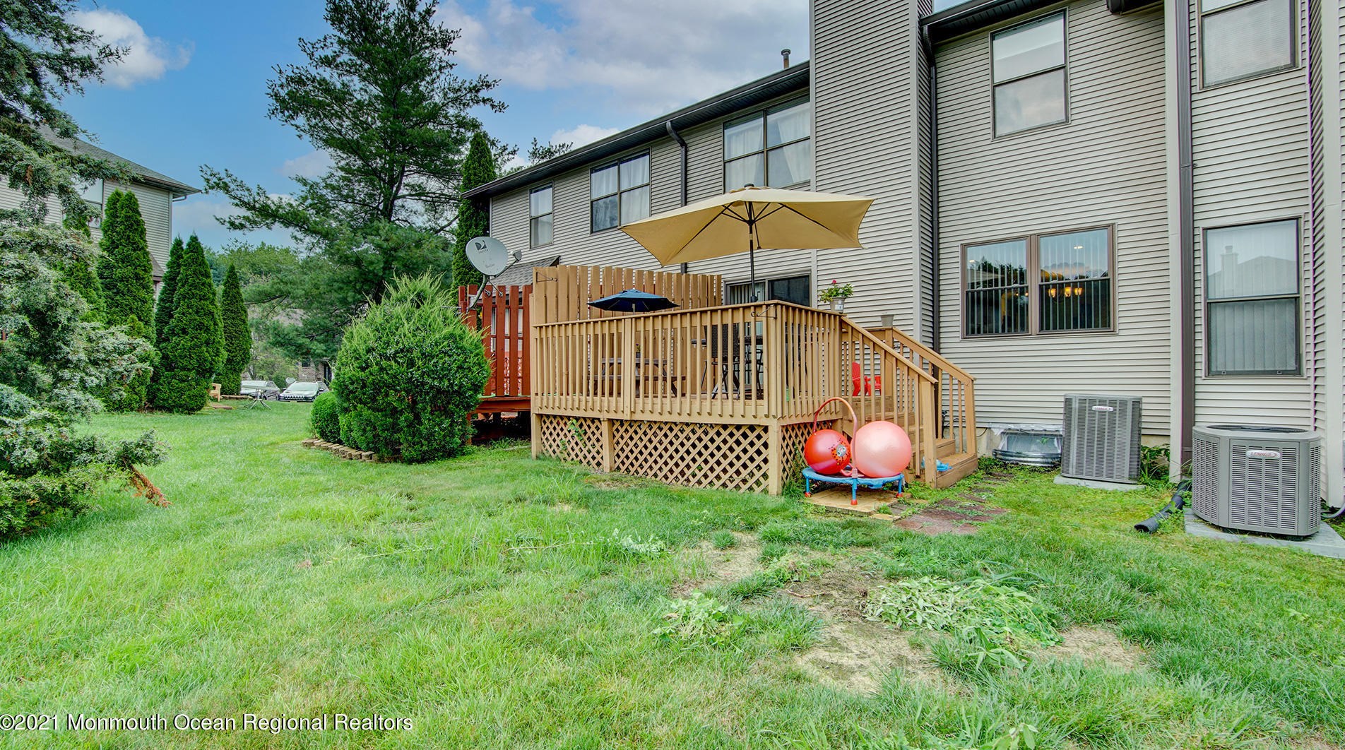 395 Oak Knoll Dr, Millstone Township NJ  07726-3867 exterior