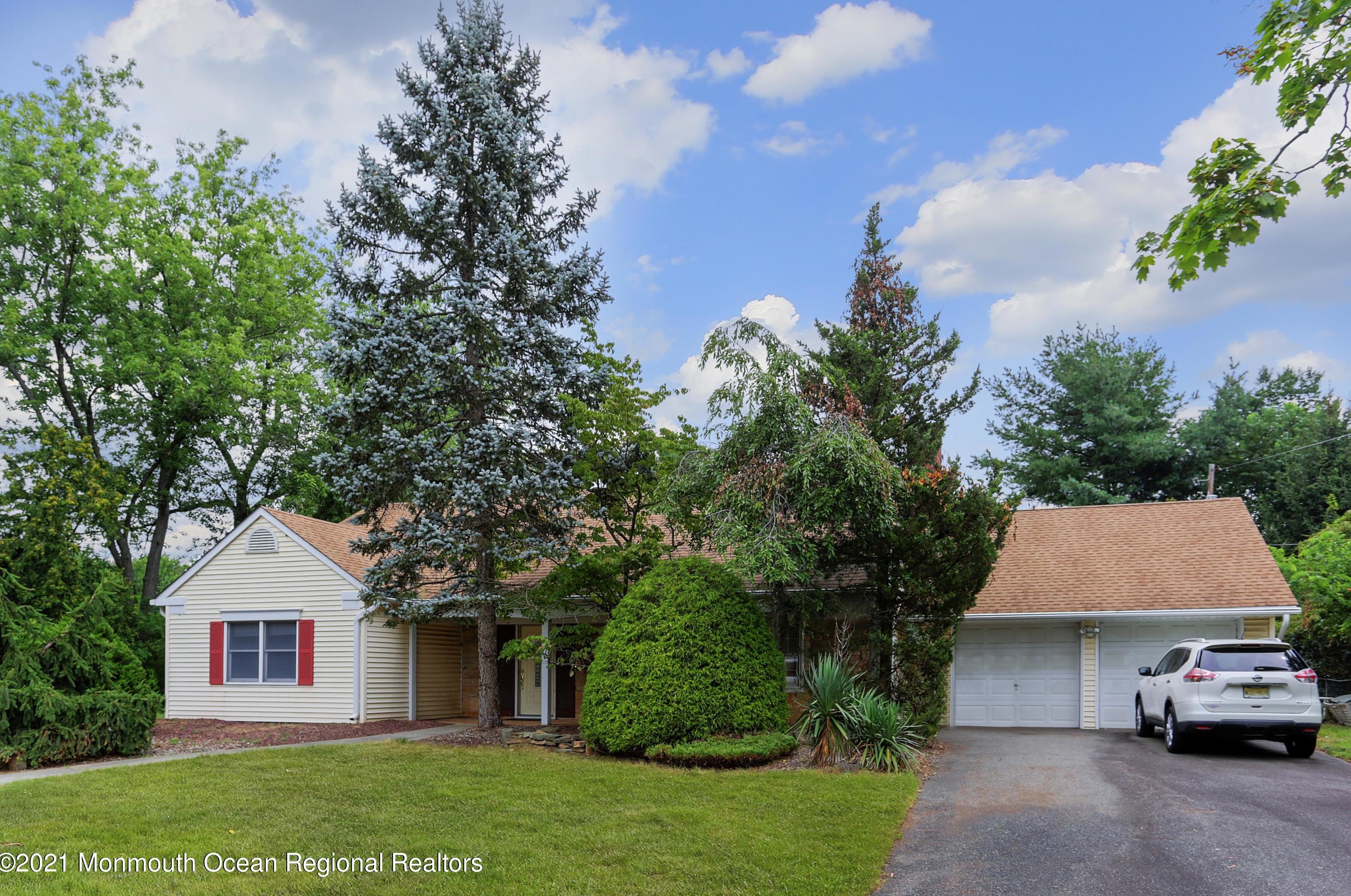 10 Clover Way, Matawan, NJ 07747-2210