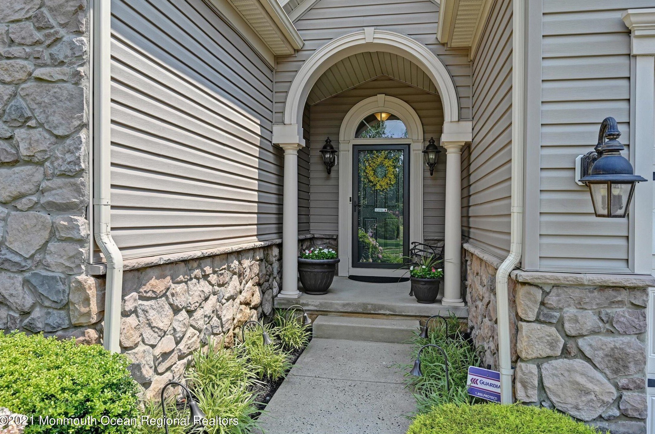 27 Applegate Dr, Florence, NJ 08518