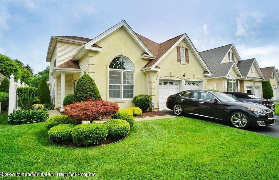 6 Chesapeake Dr, Holmdel Village, NJ 07733