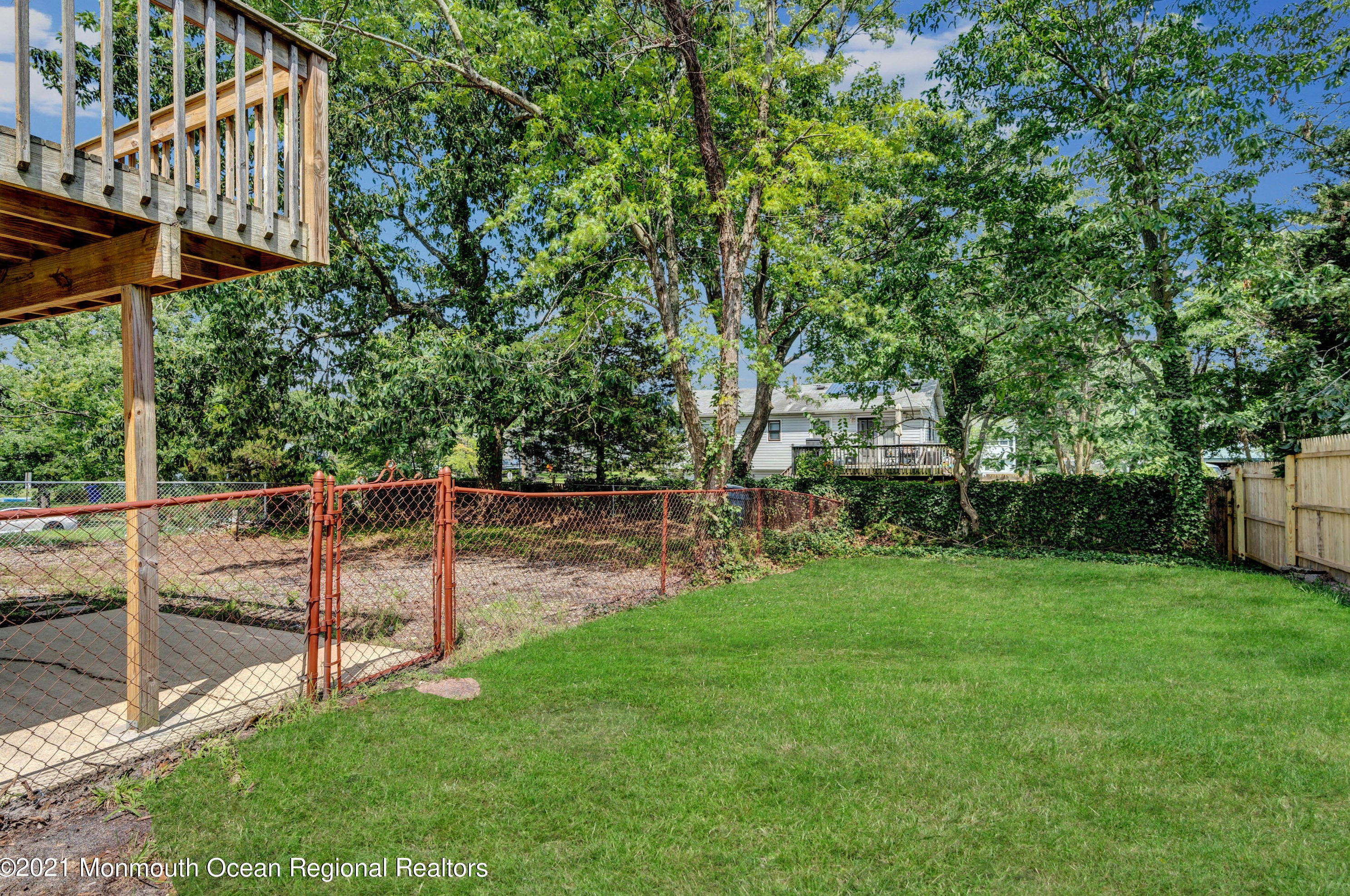 833 Holiday Ct, Toms River NJ  08753-3721 exterior